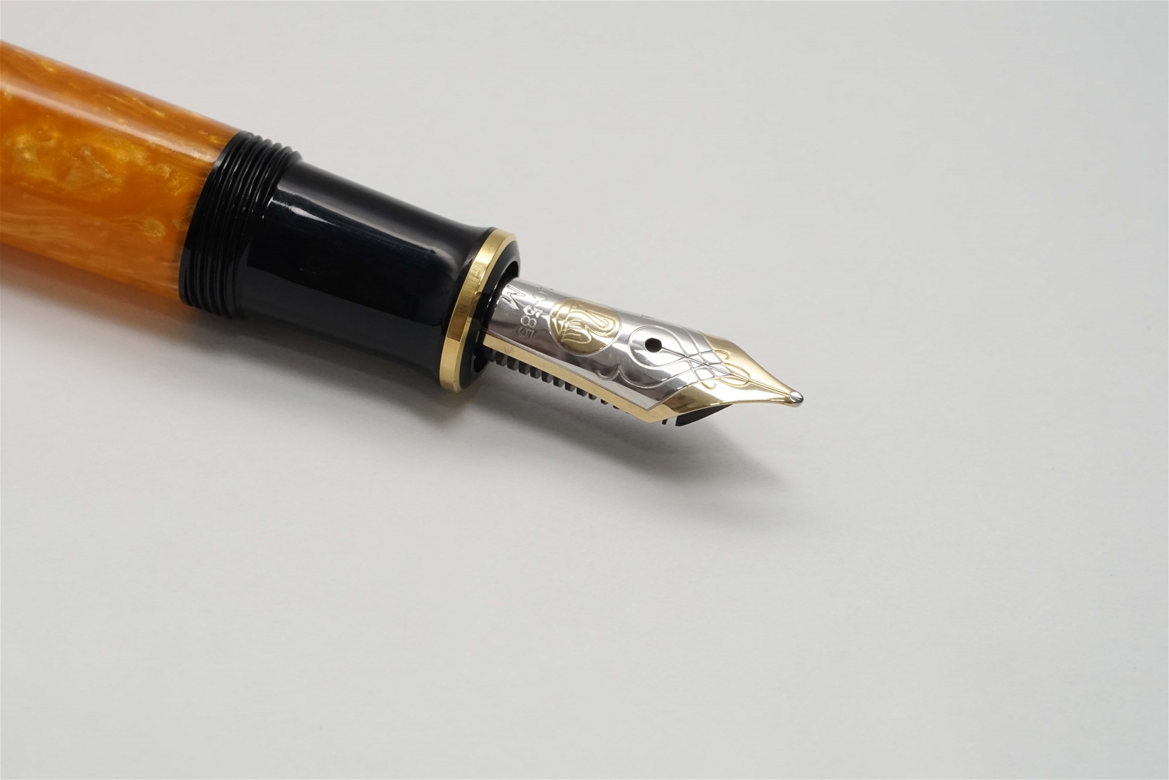 Bút máy Pelikan Souveran M600 Vibrant Orange 14K M 