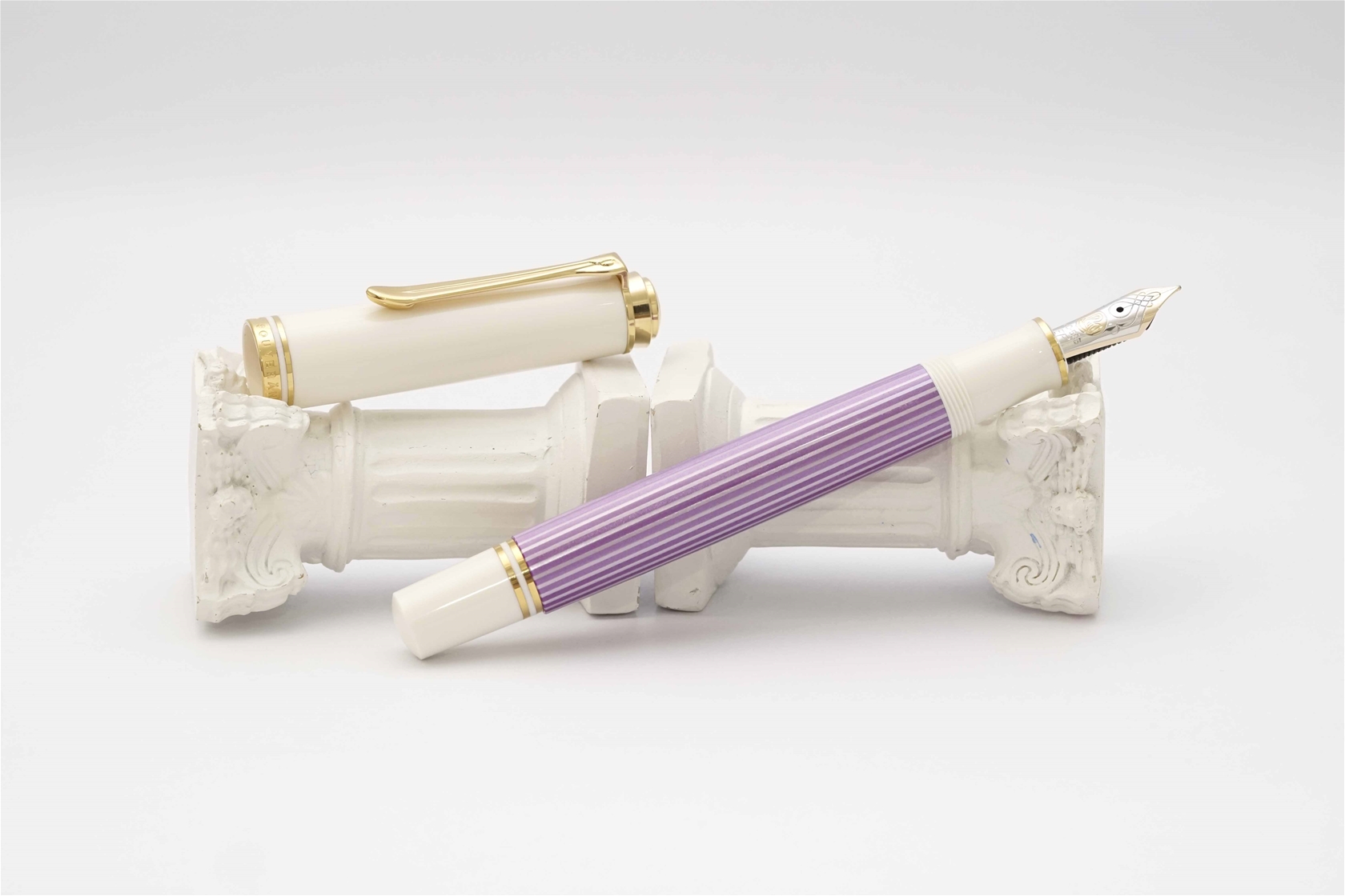 Bút máy Pelikan Souveran M600 Violet White Special Edition 14K EF