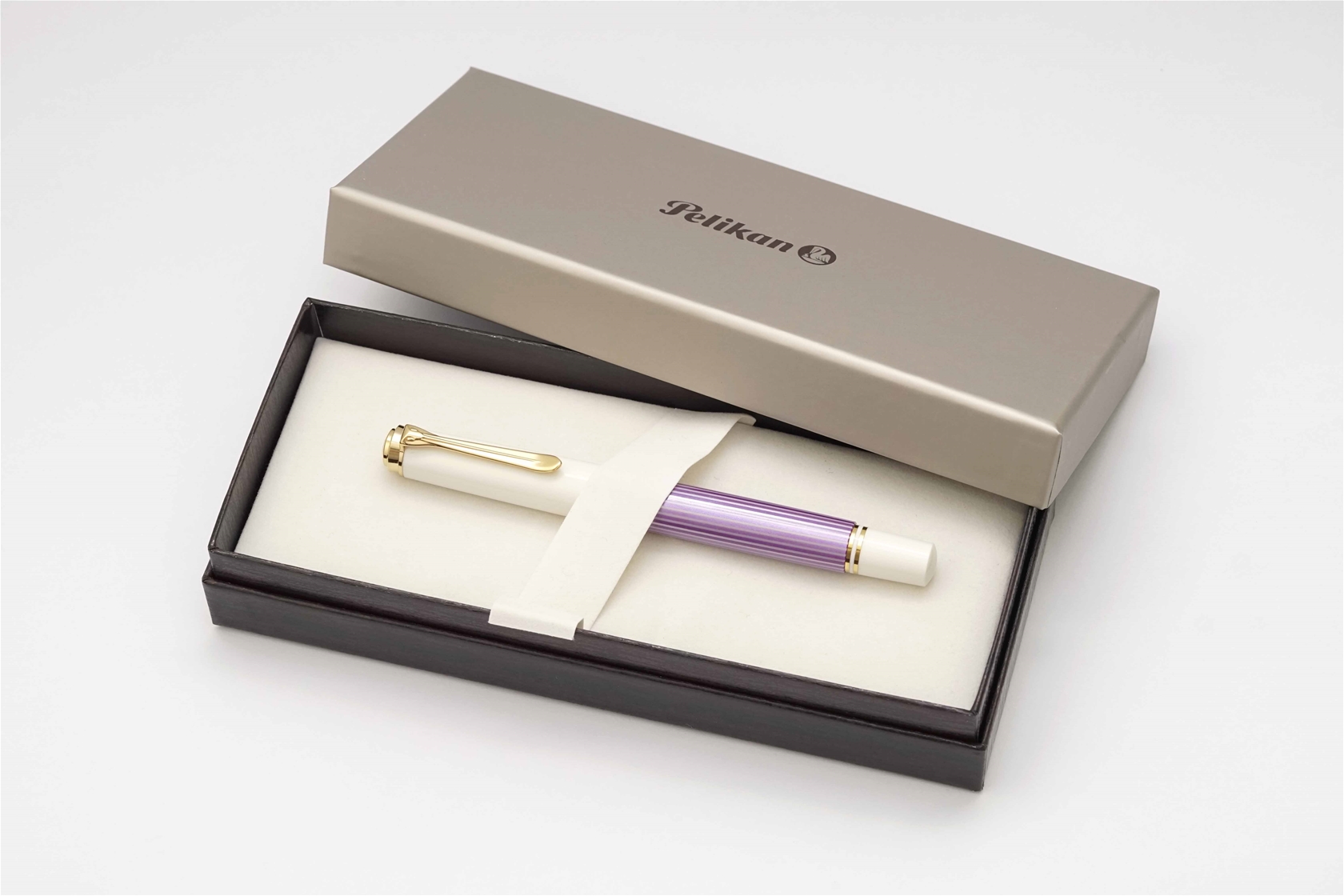 Bút máy Pelikan Souveran M600 Violet White Special Edition 14K EF