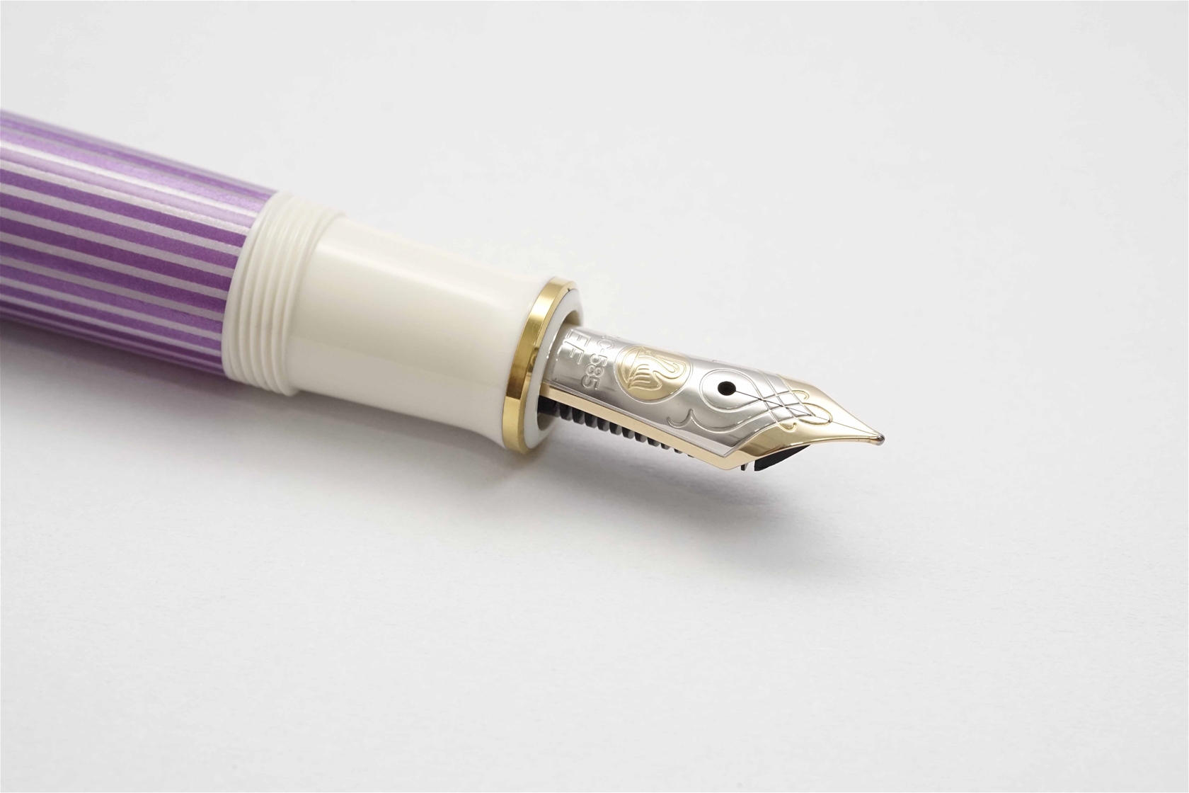 Bút máy Pelikan Souveran M600 Violet White Special Edition 14K EF