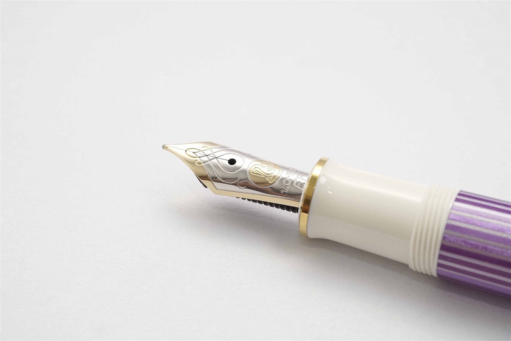 Bút máy Pelikan Souveran M600 Violet White Special Edition 14K EF