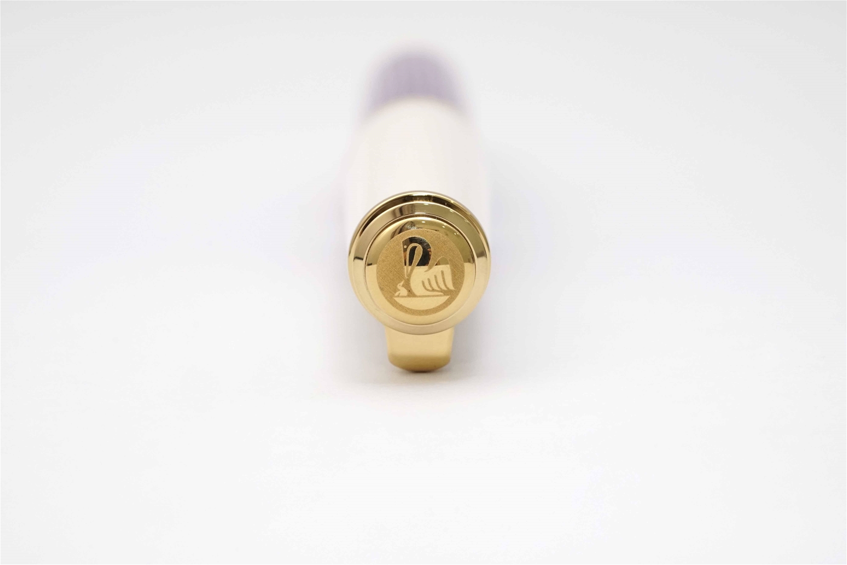 Bút máy Pelikan Souveran M600 Violet White Special Edition 14K EF