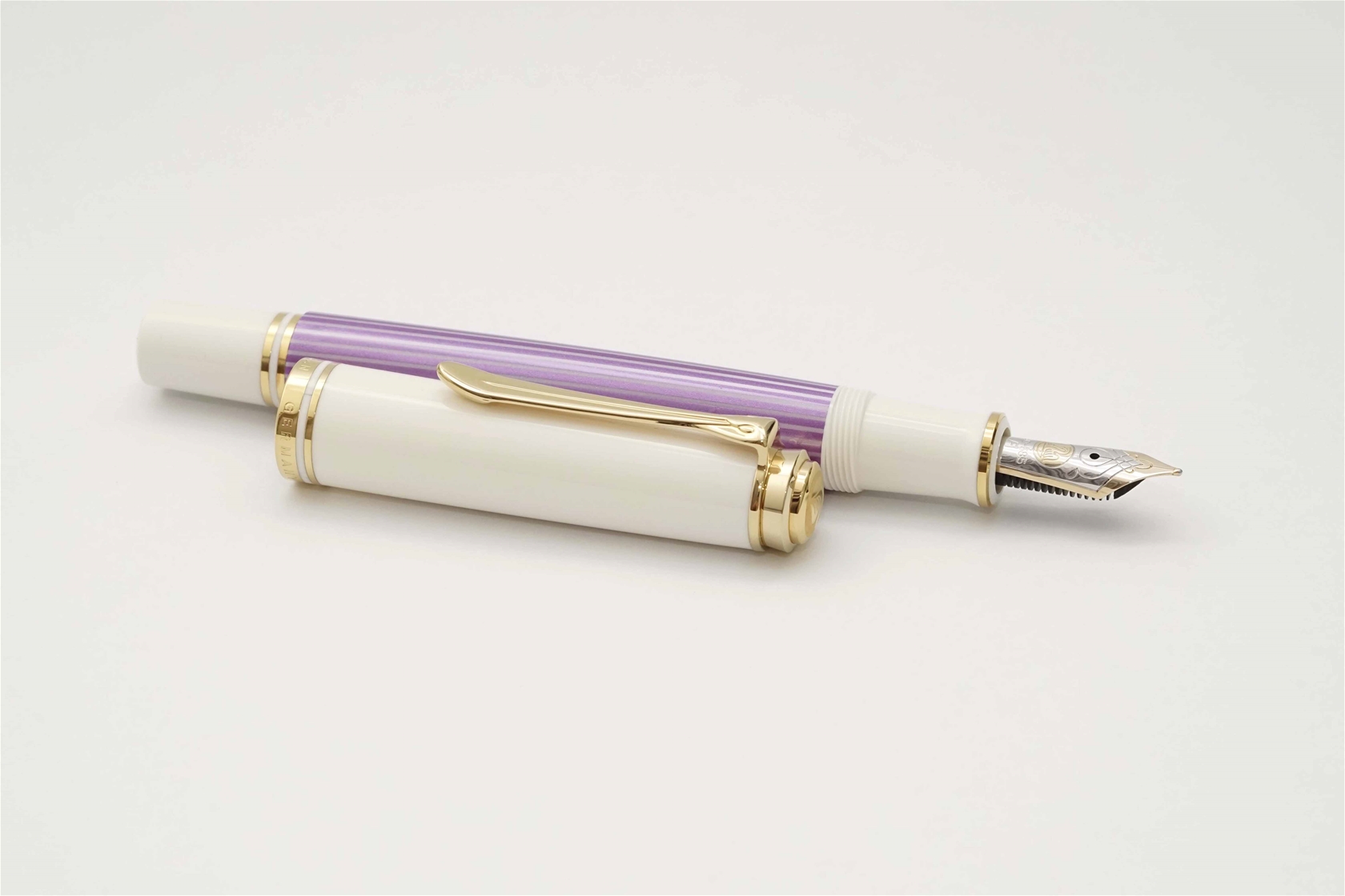 Bút máy Pelikan Souveran M600 Violet White Special Edition 14K F 