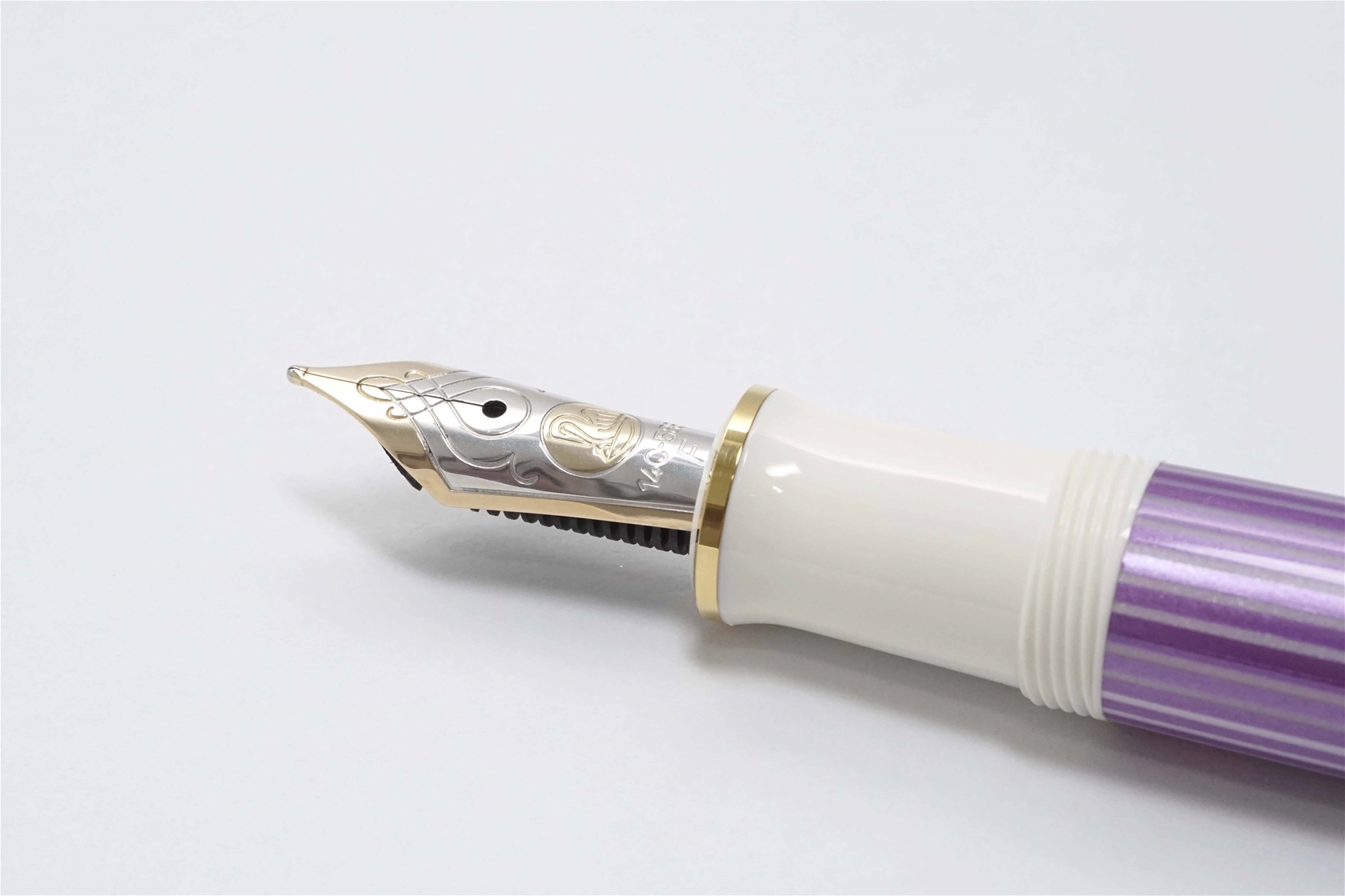 Bút máy Pelikan Souveran M600 Violet White Special Edition 14K F 