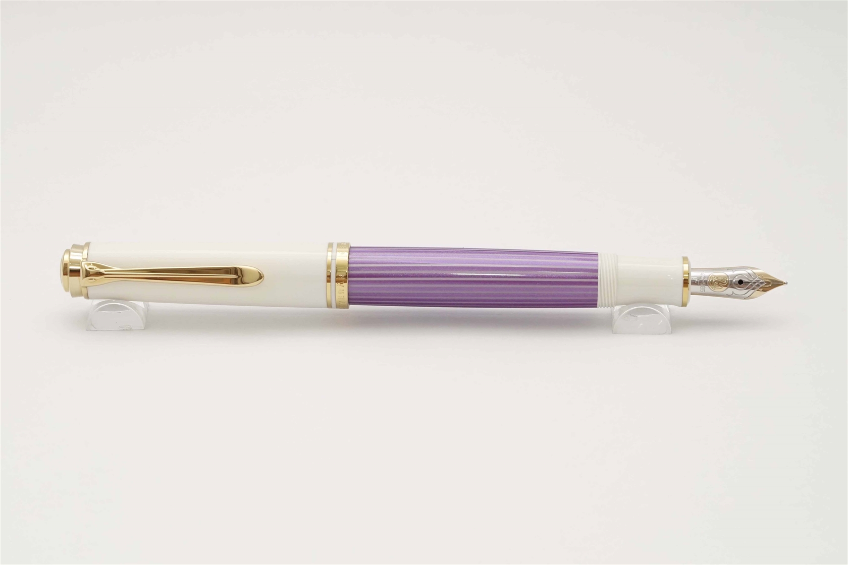 Bút máy Pelikan Souveran M600 Violet White Special Edition 14K F 