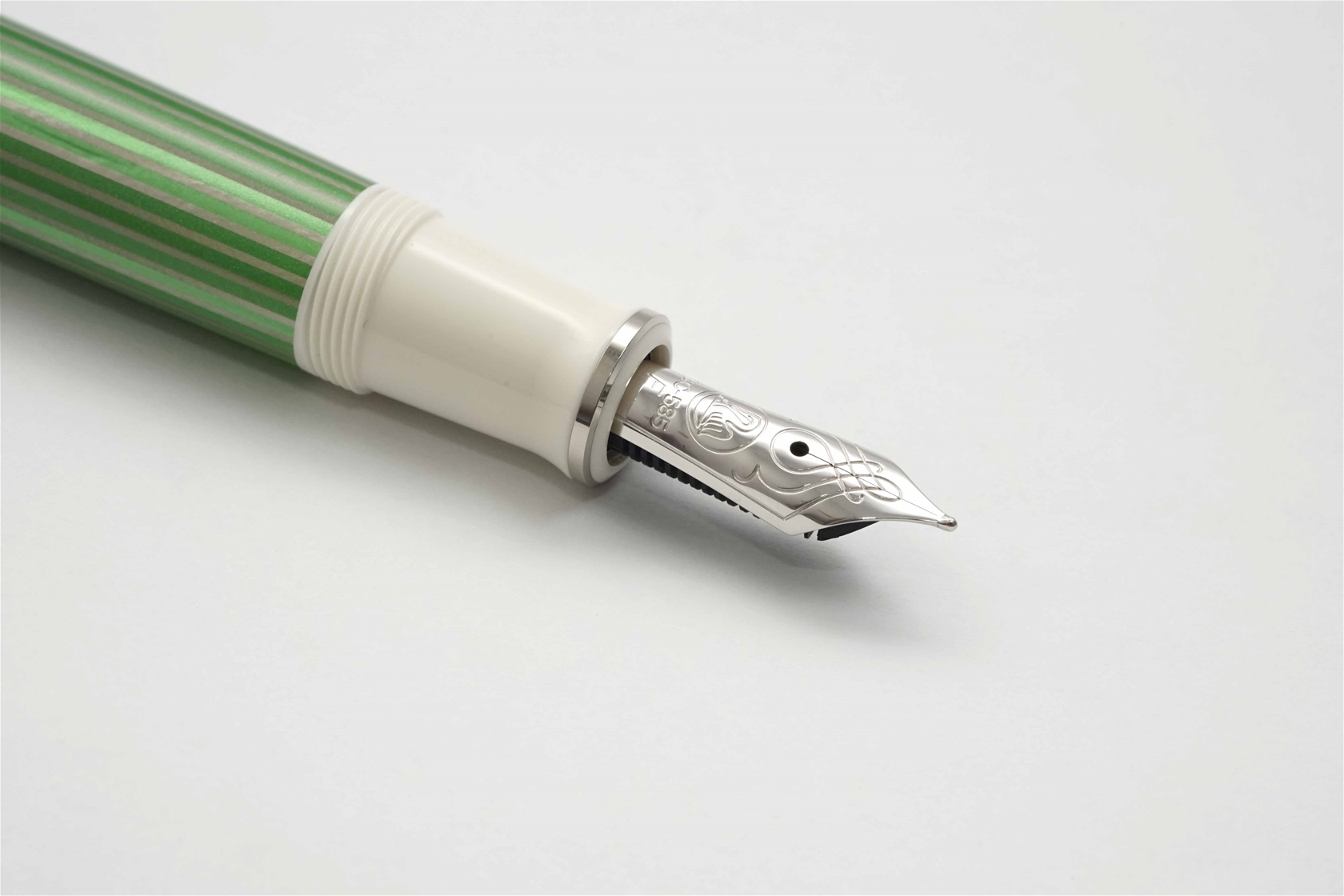 Bút máy Pelikan Souveran M605 Green White Special Edition 14K F