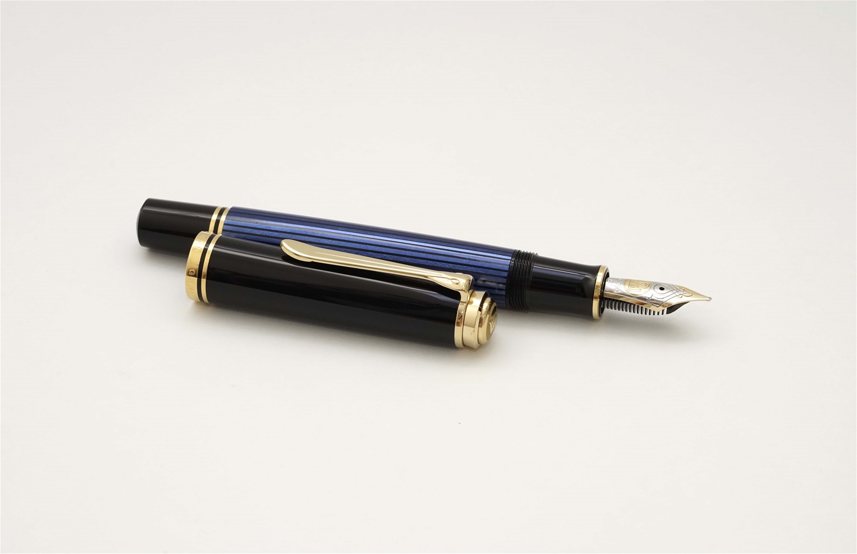 Bút máy Pelikan Souveran M800 Blue Stripe 18K B