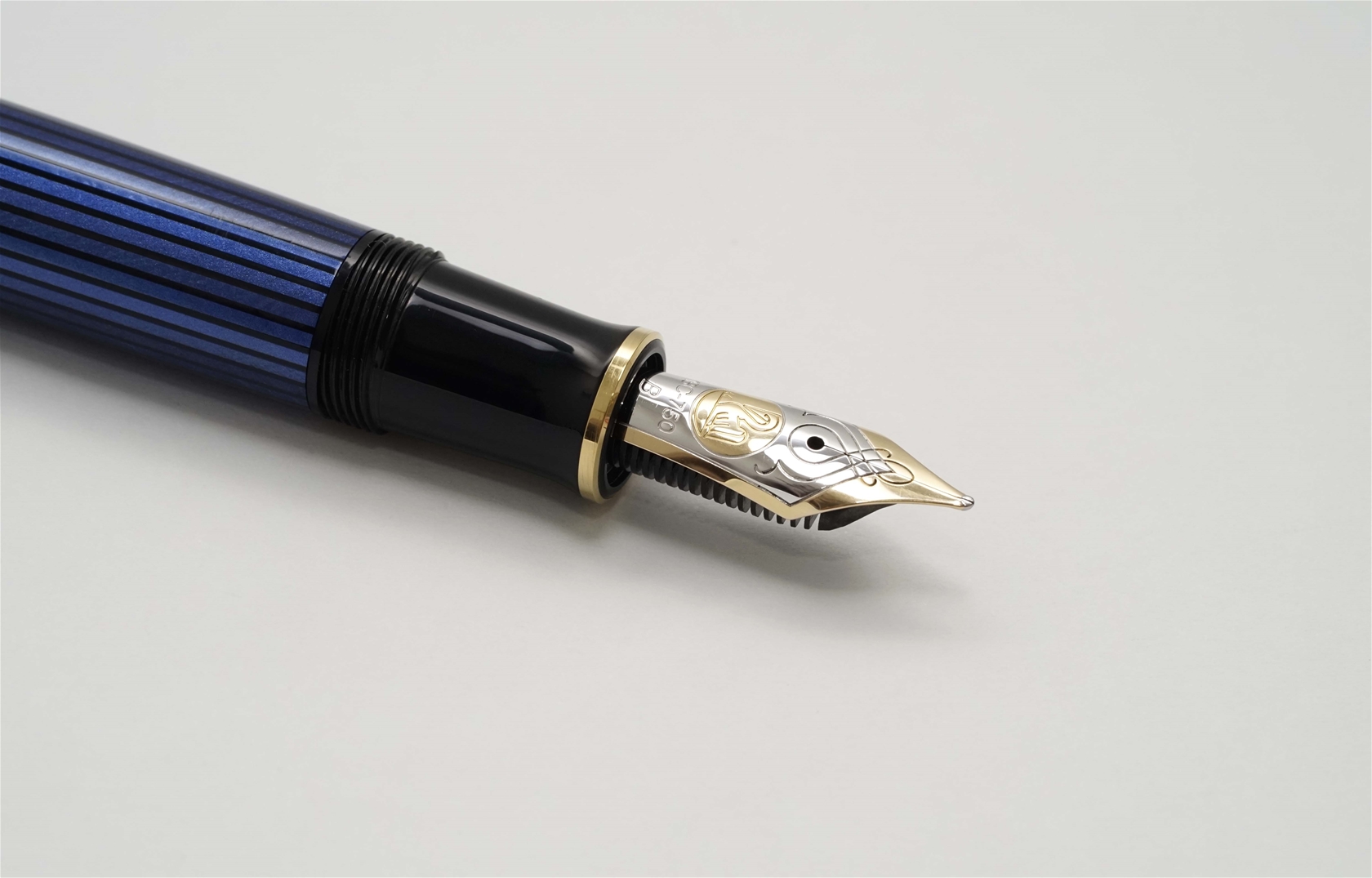 Bút máy Pelikan Souveran M800 Blue Stripe 18K B