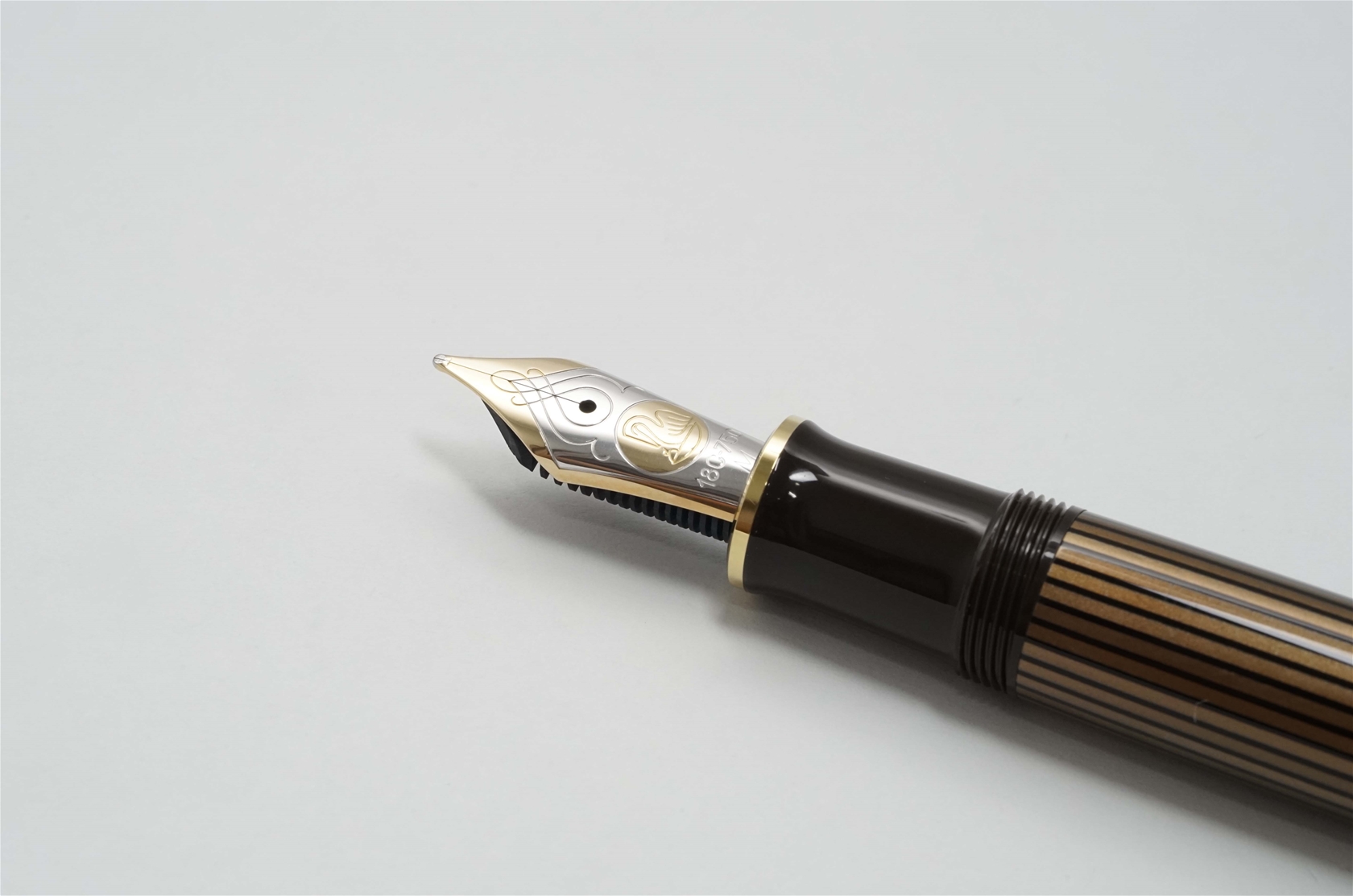 Bút máy Pelikan Souveran M800 Brown & Black 18K M