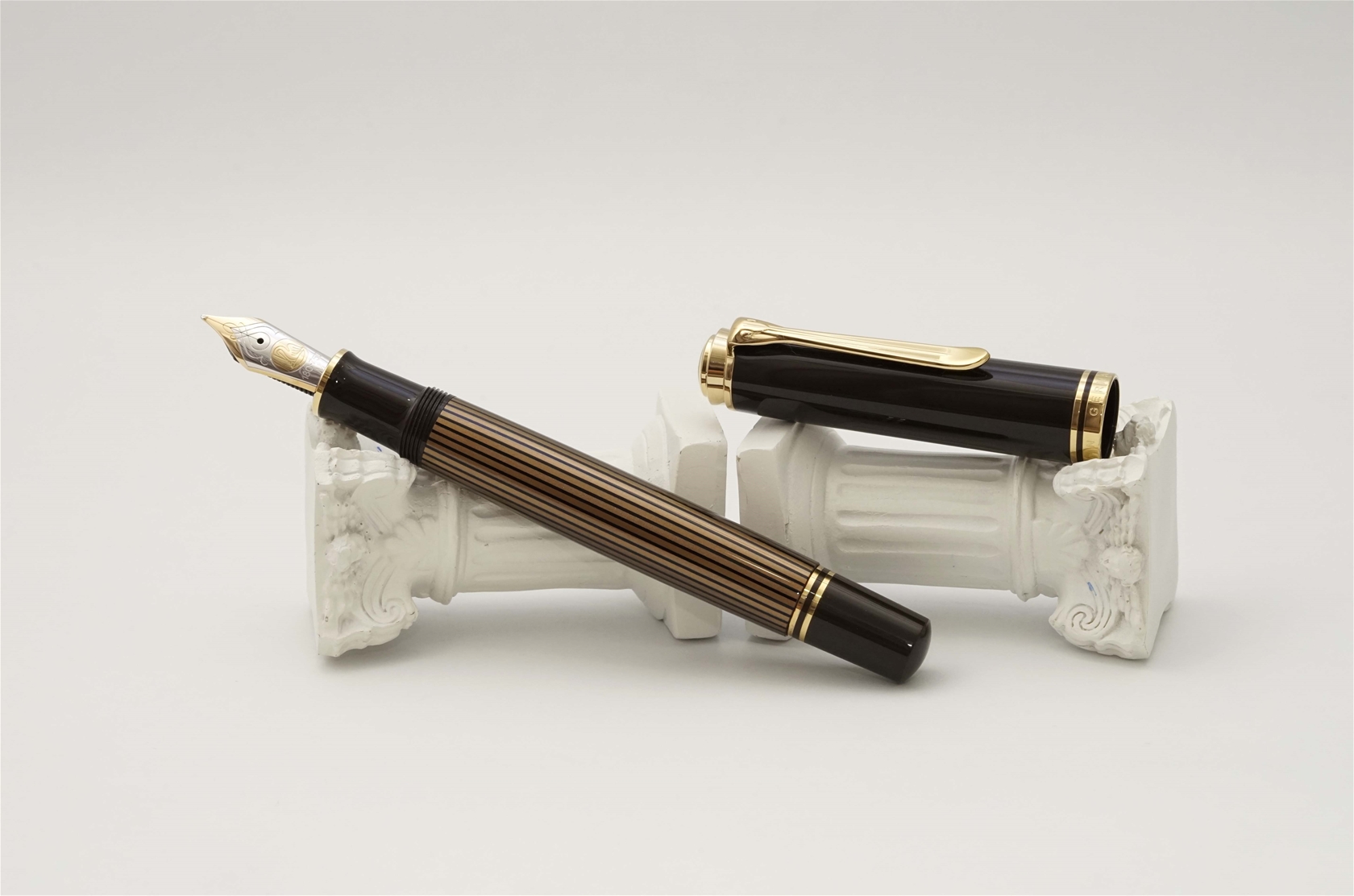 Bút máy Pelikan Souveran M800 Brown & Black 18K M