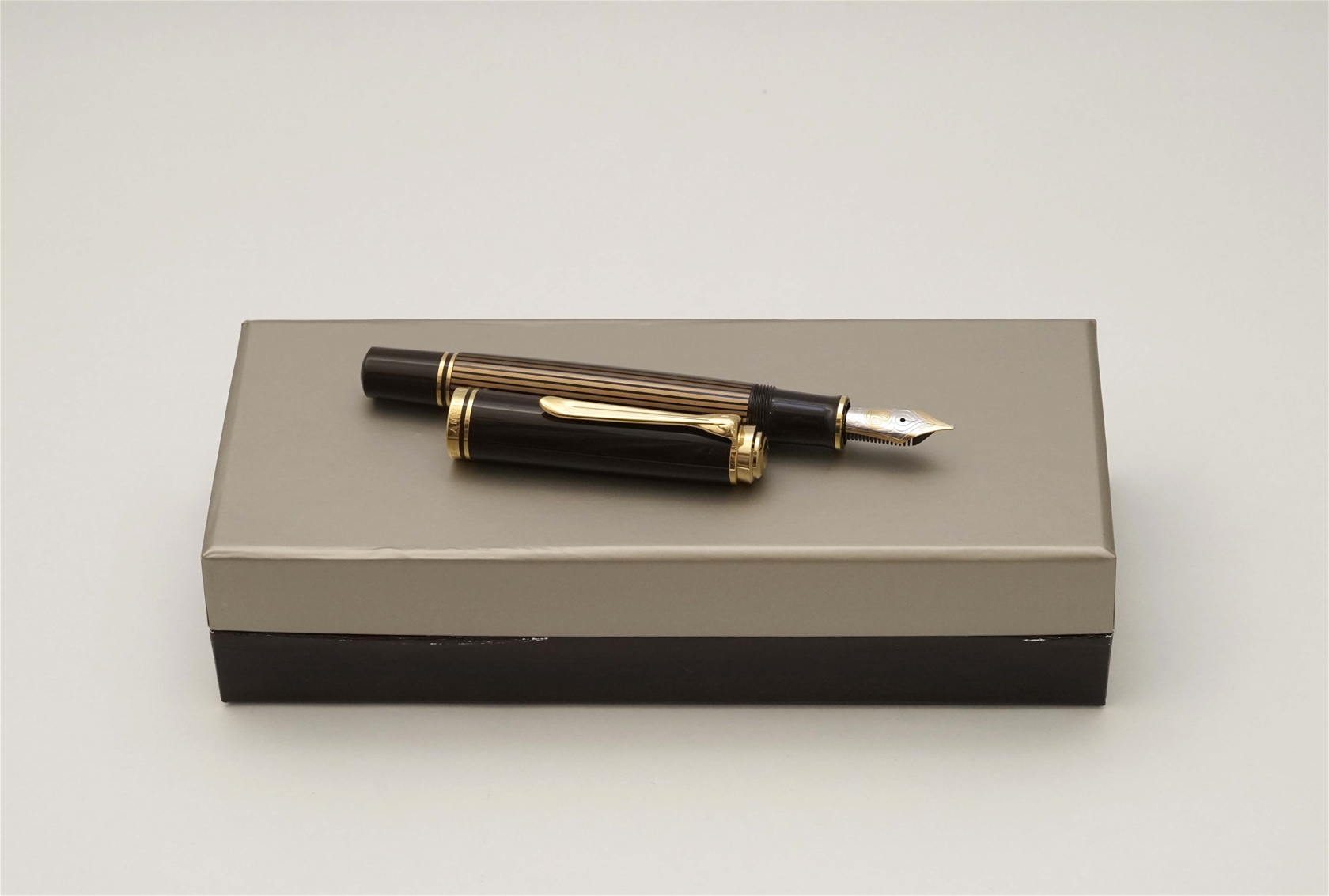 Bút máy Pelikan Souveran M800 Brown & Black 18K M