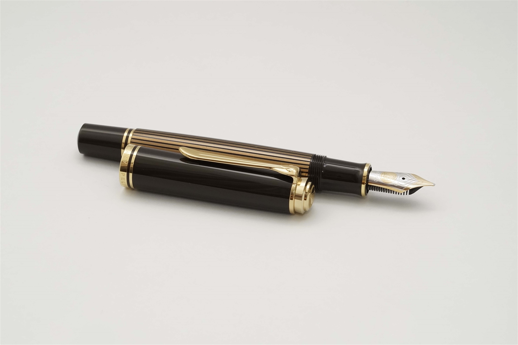 Bút máy Pelikan Souveran M800 Brown & Black 18K M