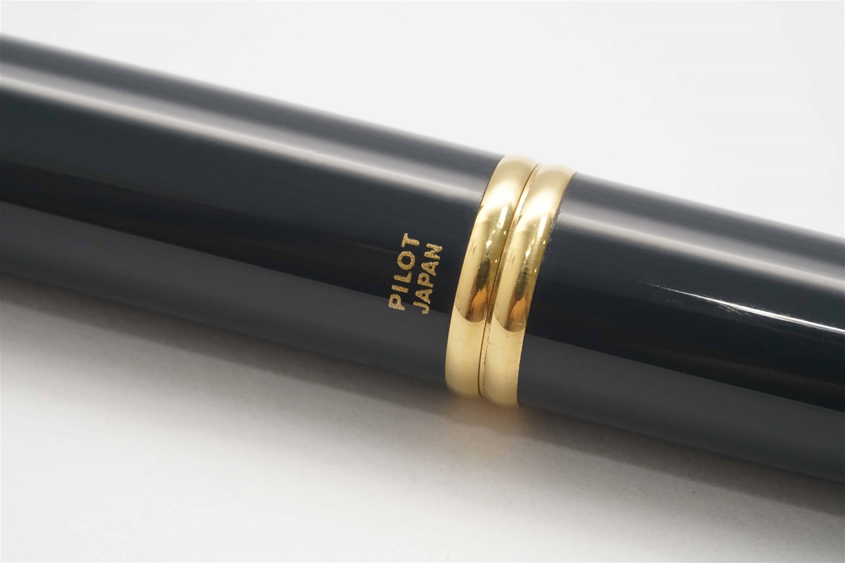 Bút máy Pilot Capless Grey Gold 18K M