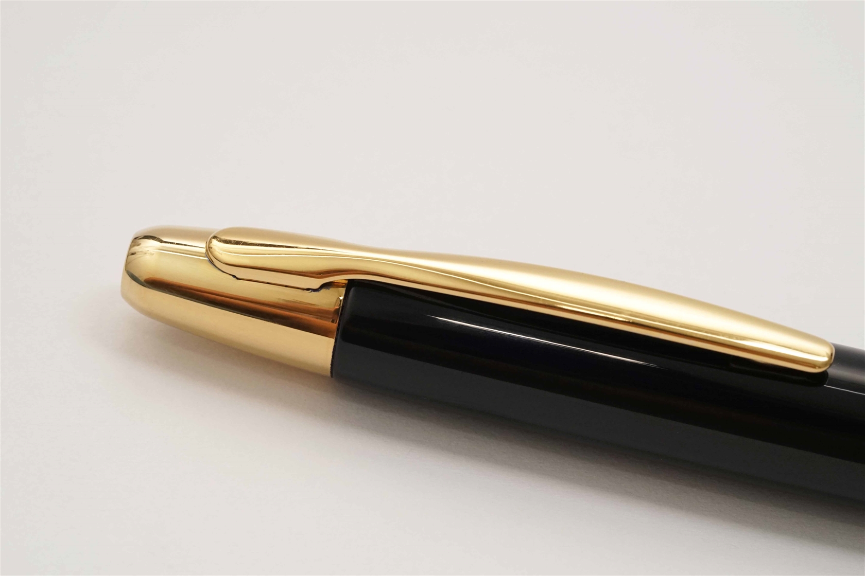 Bút máy Pilot Capless Vanishing Point Black Lacquer 18K F