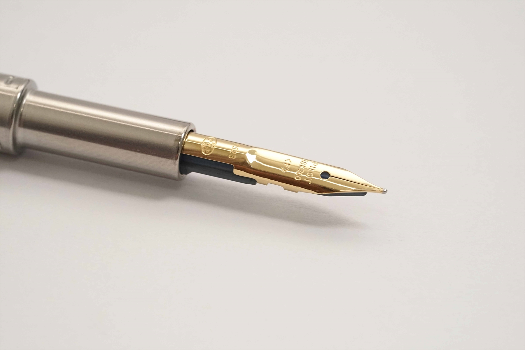 Bút máy Pilot Capless Vanishing Point Black Lacquer 18K F