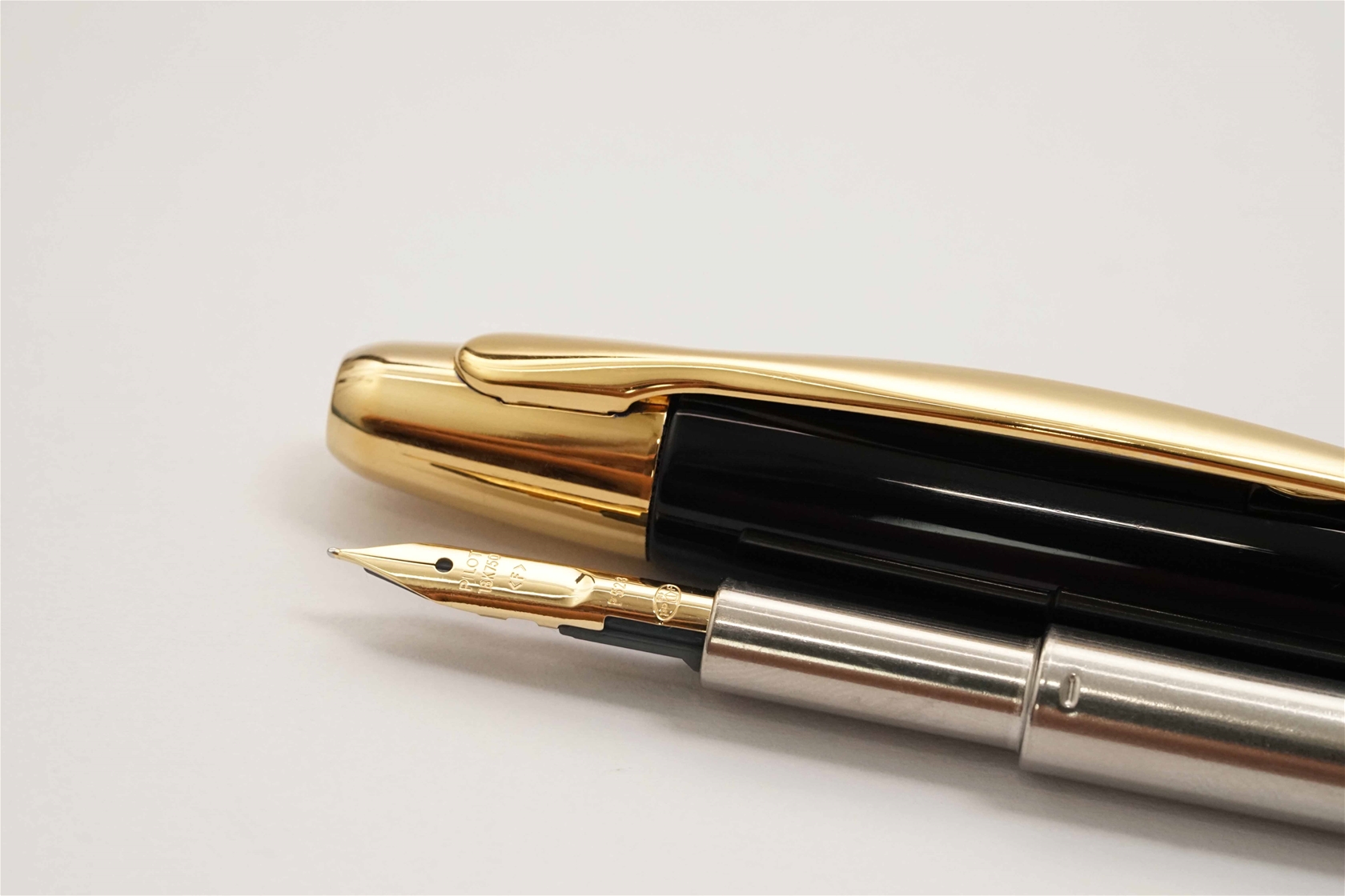 Bút máy Pilot Capless Vanishing Point Black Lacquer 18K F