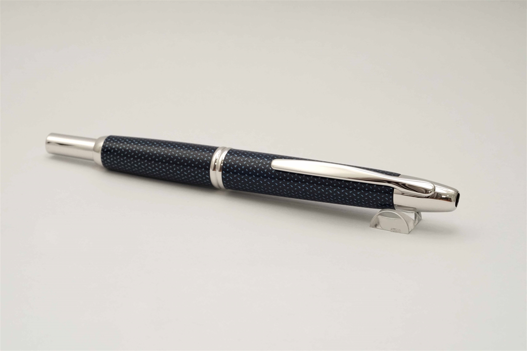 Bút máy Pilot Capless Vanishing Point Blue Carbonesque 18K F