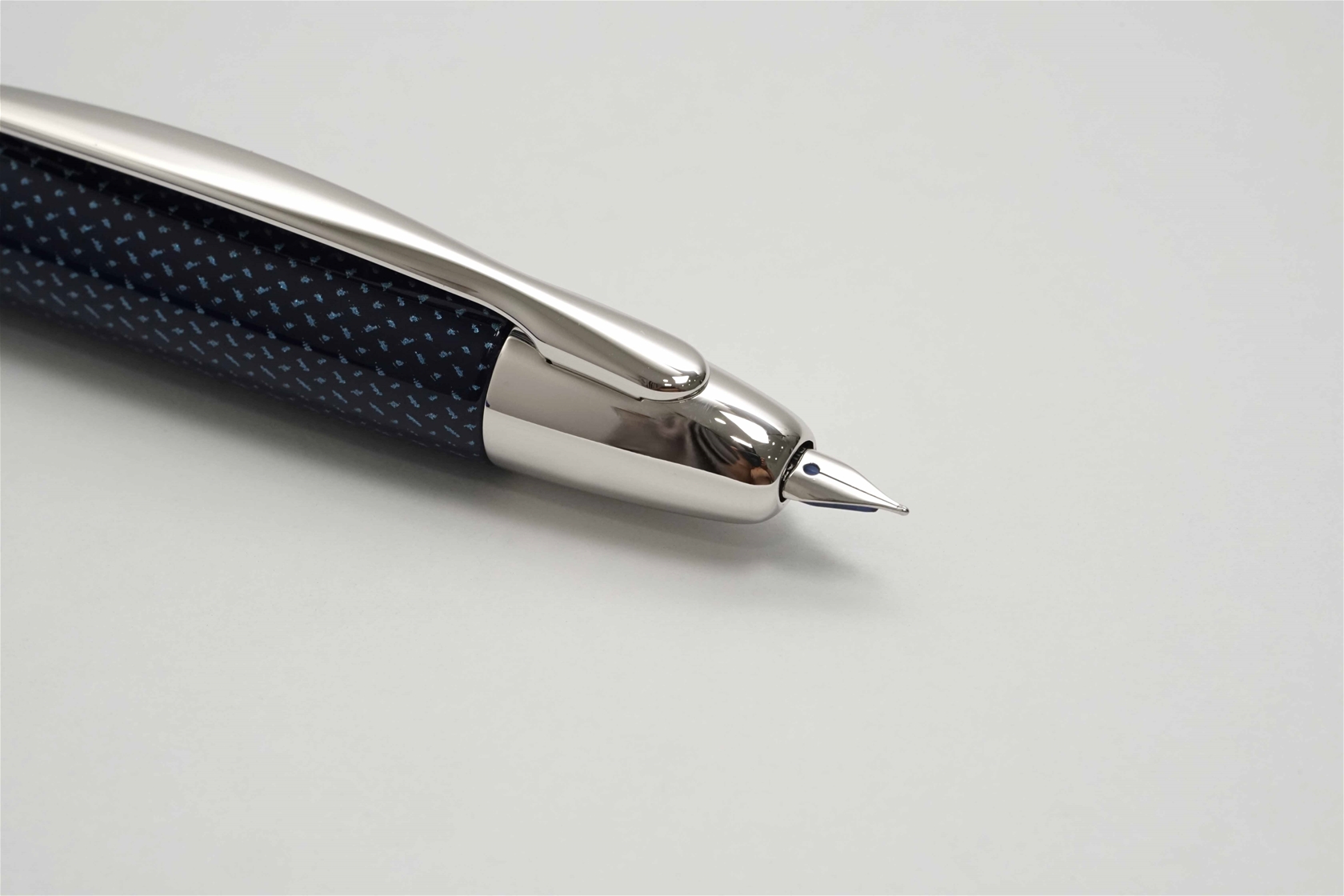 Bút máy Pilot Capless Vanishing Point Blue Carbonesque 18K F