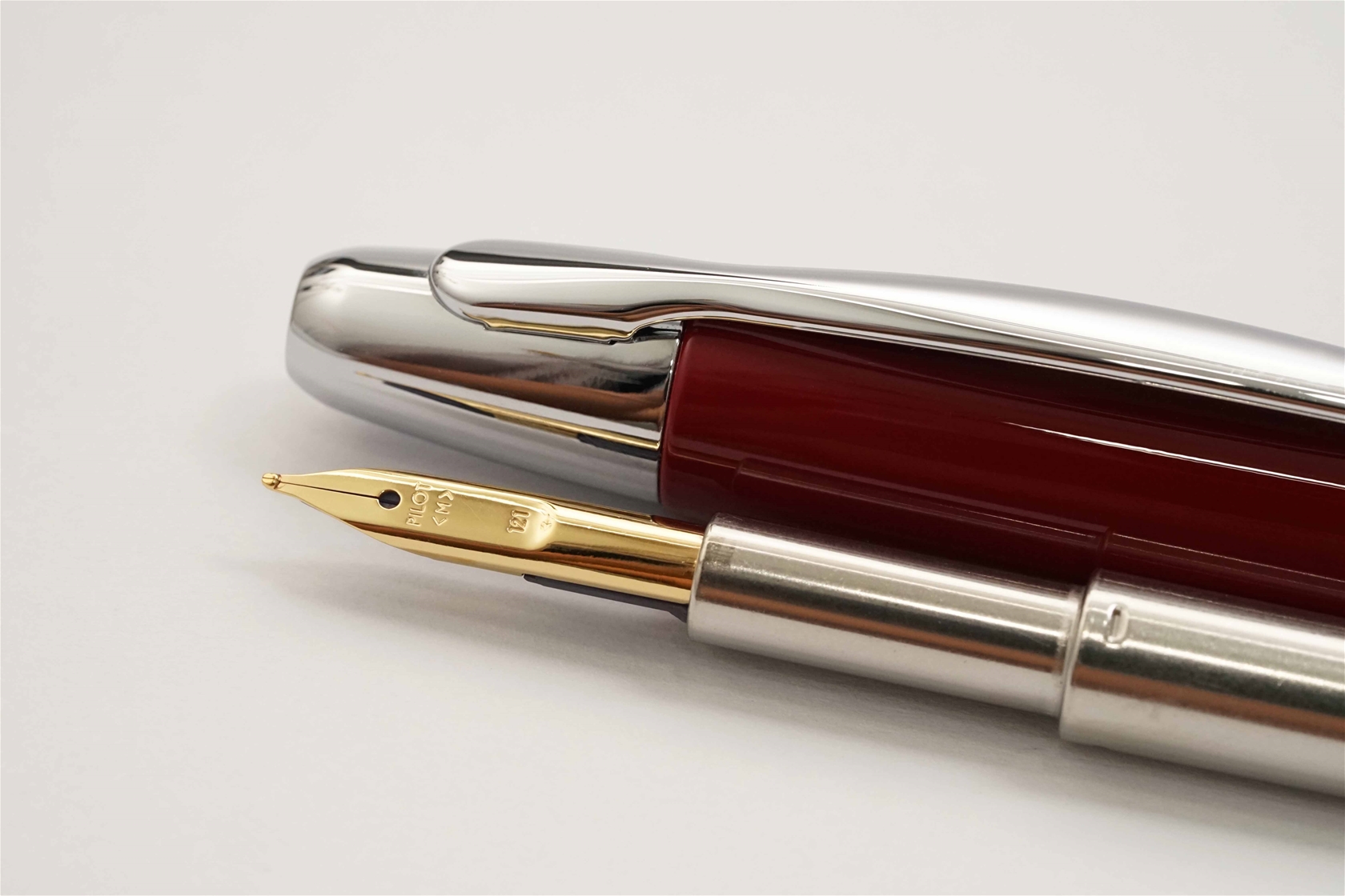 Bút máy Pilot Capless Vanishing Point Deep Red Steel F