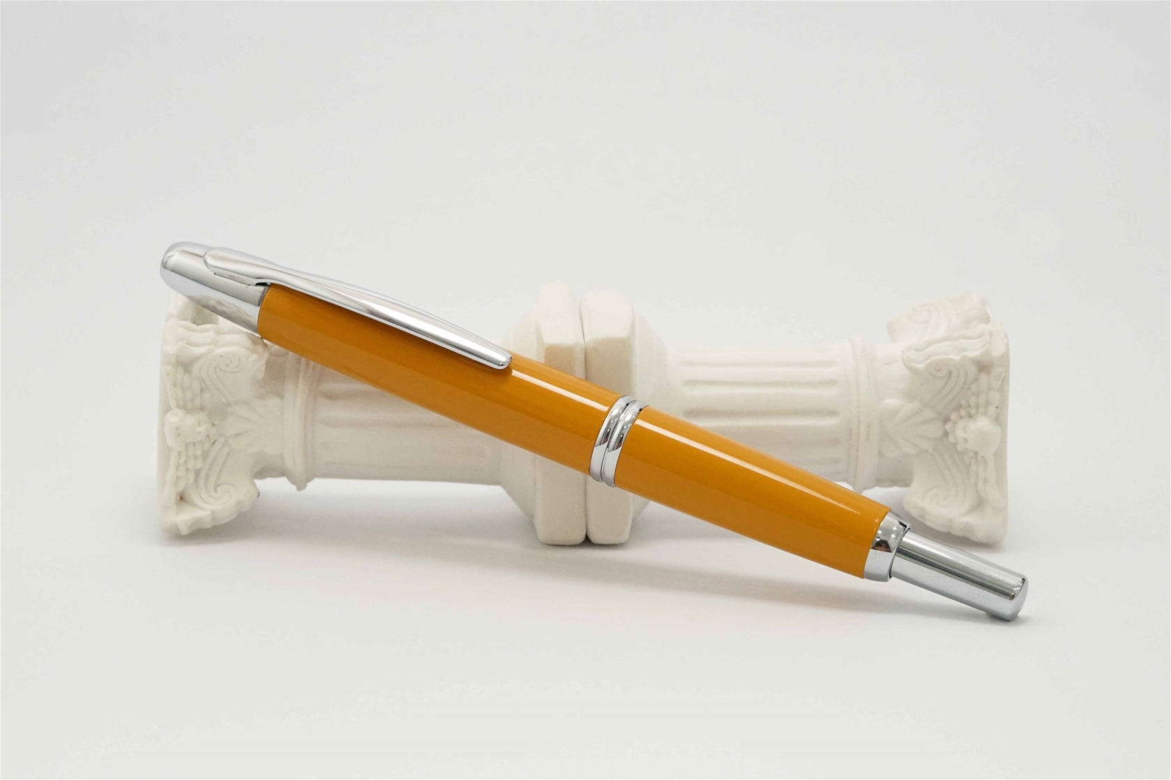 Bút máy Pilot Capless Vanishing Point Deep Yellow Steel M 