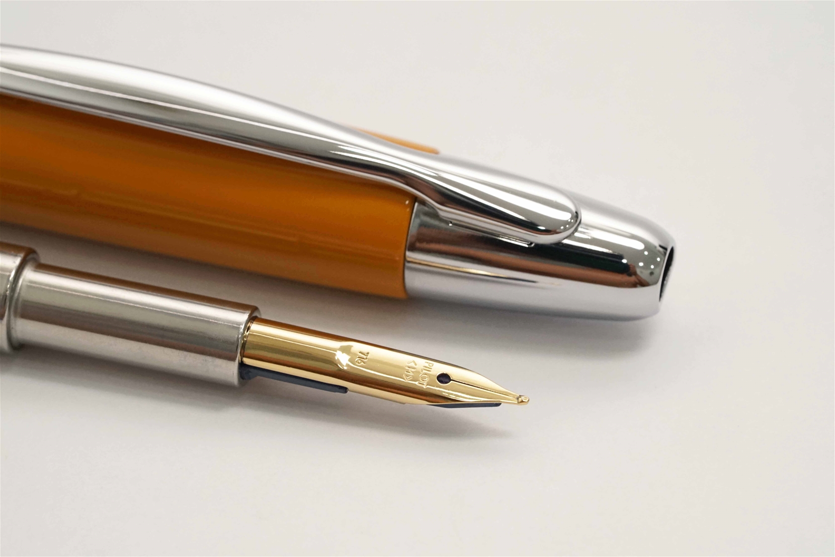Bút máy Pilot Capless Vanishing Point Deep Yellow Steel M 