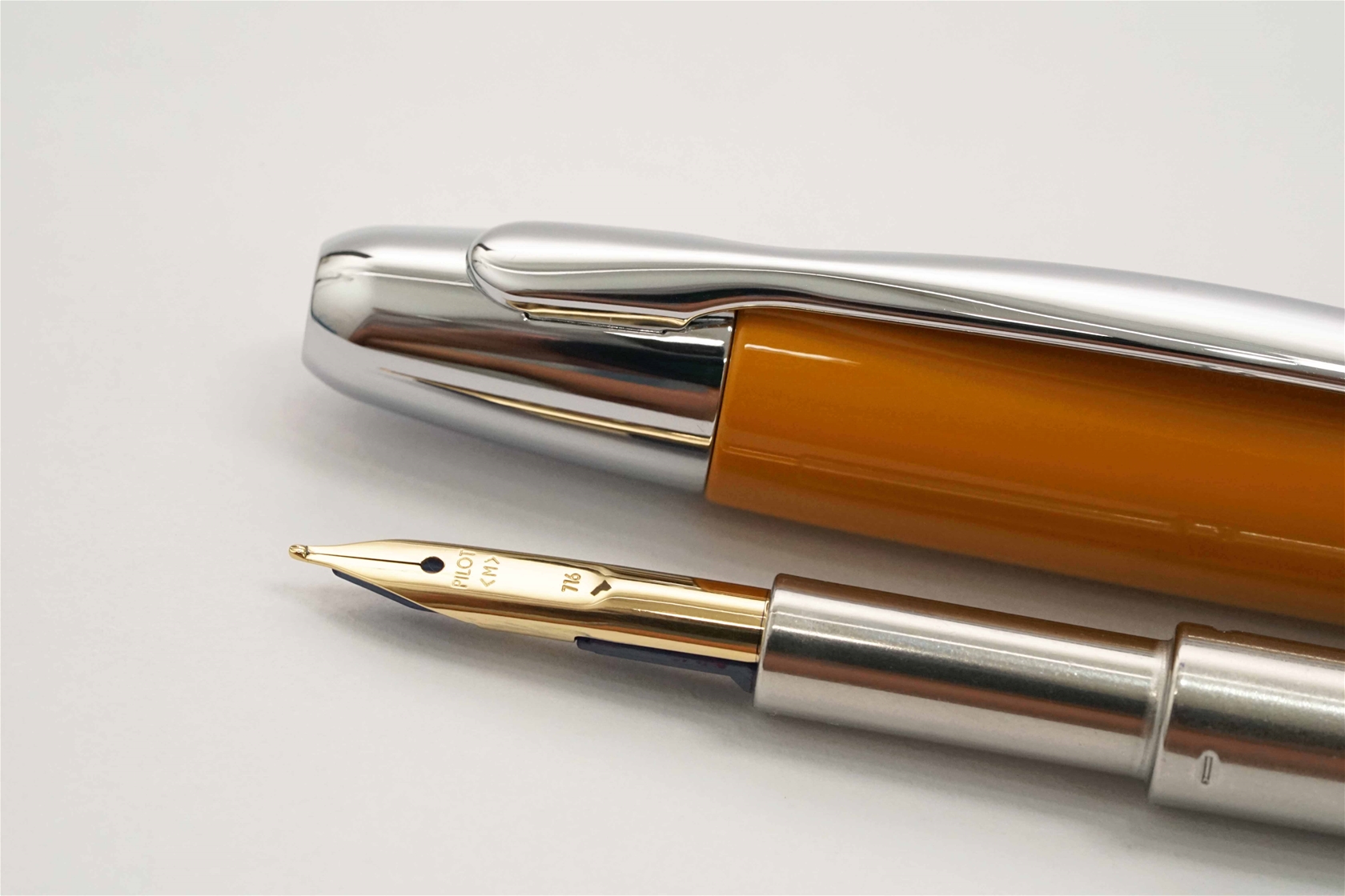 Bút máy Pilot Capless Vanishing Point Deep Yellow Steel M 