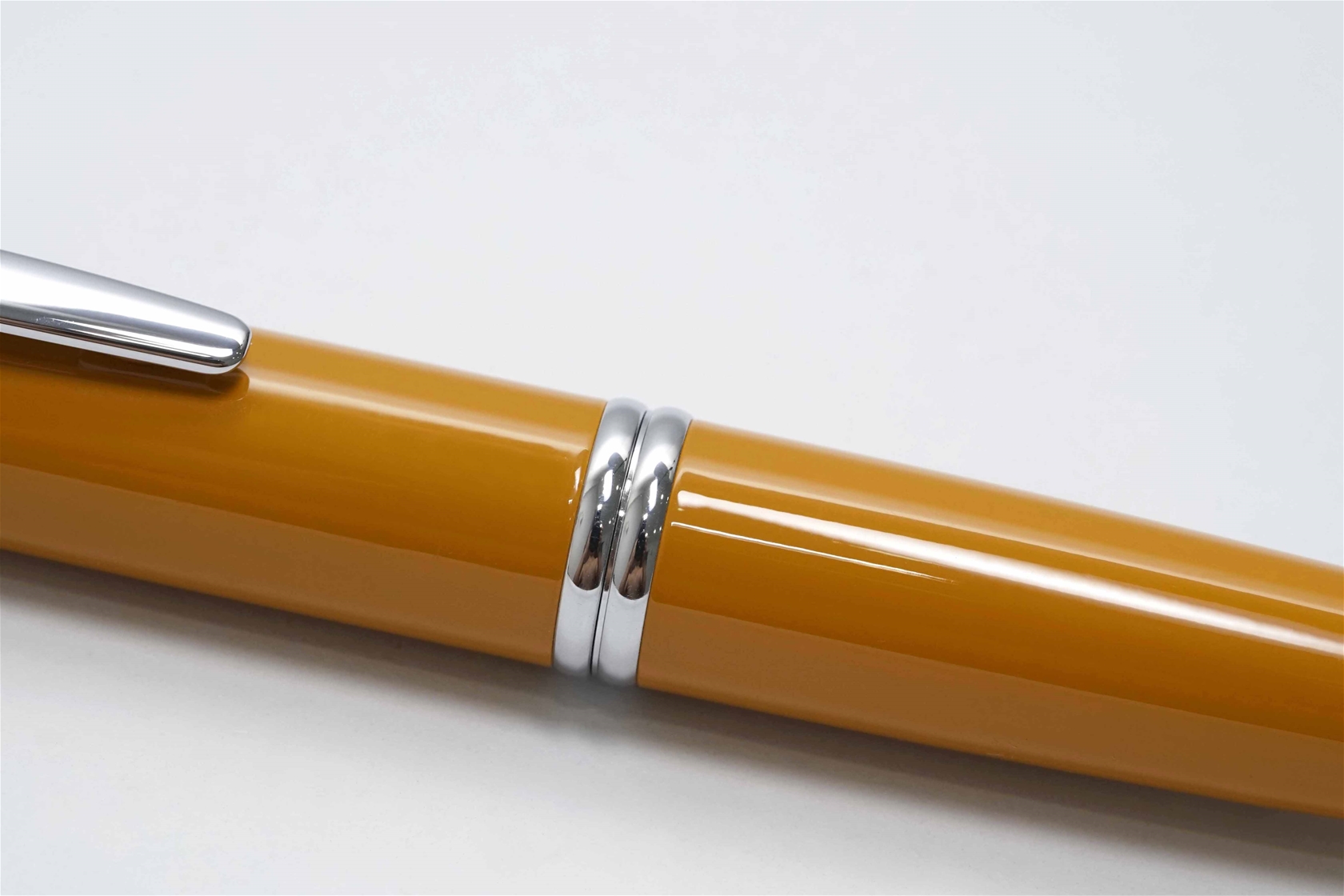 Bút máy Pilot Capless Vanishing Point Deep Yellow Steel M 