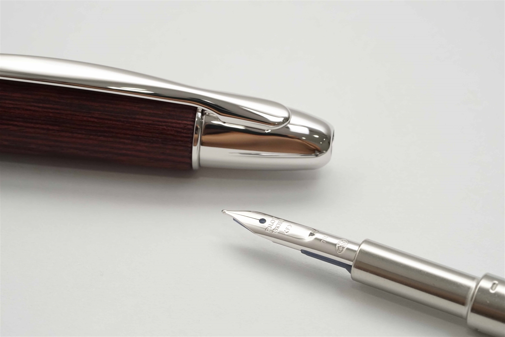 Bút máy Pilot Capless Vanishing Point Wood Red Birch 18K F