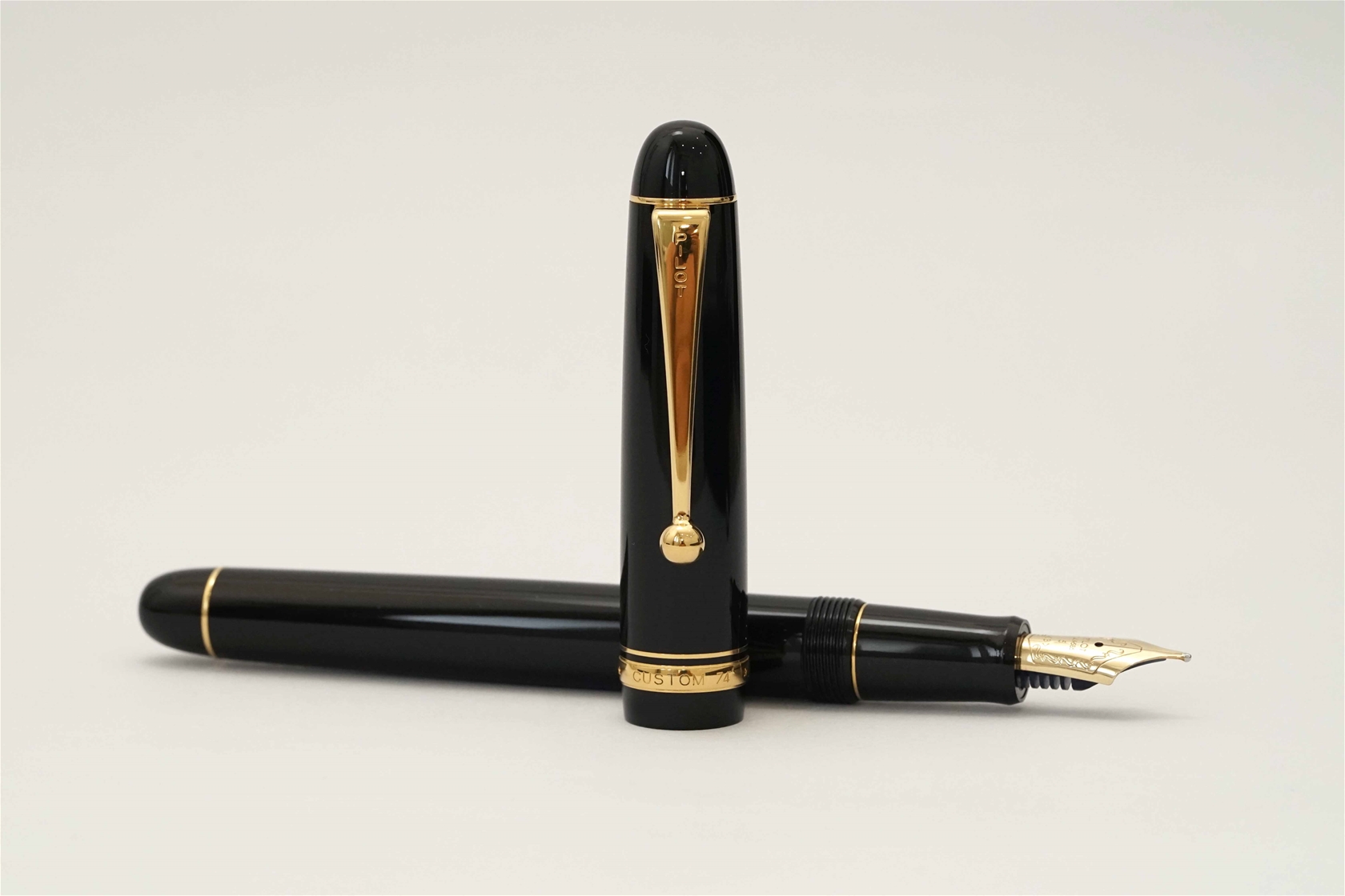 Bút máy Pilot Custom 74 Black 14K B 