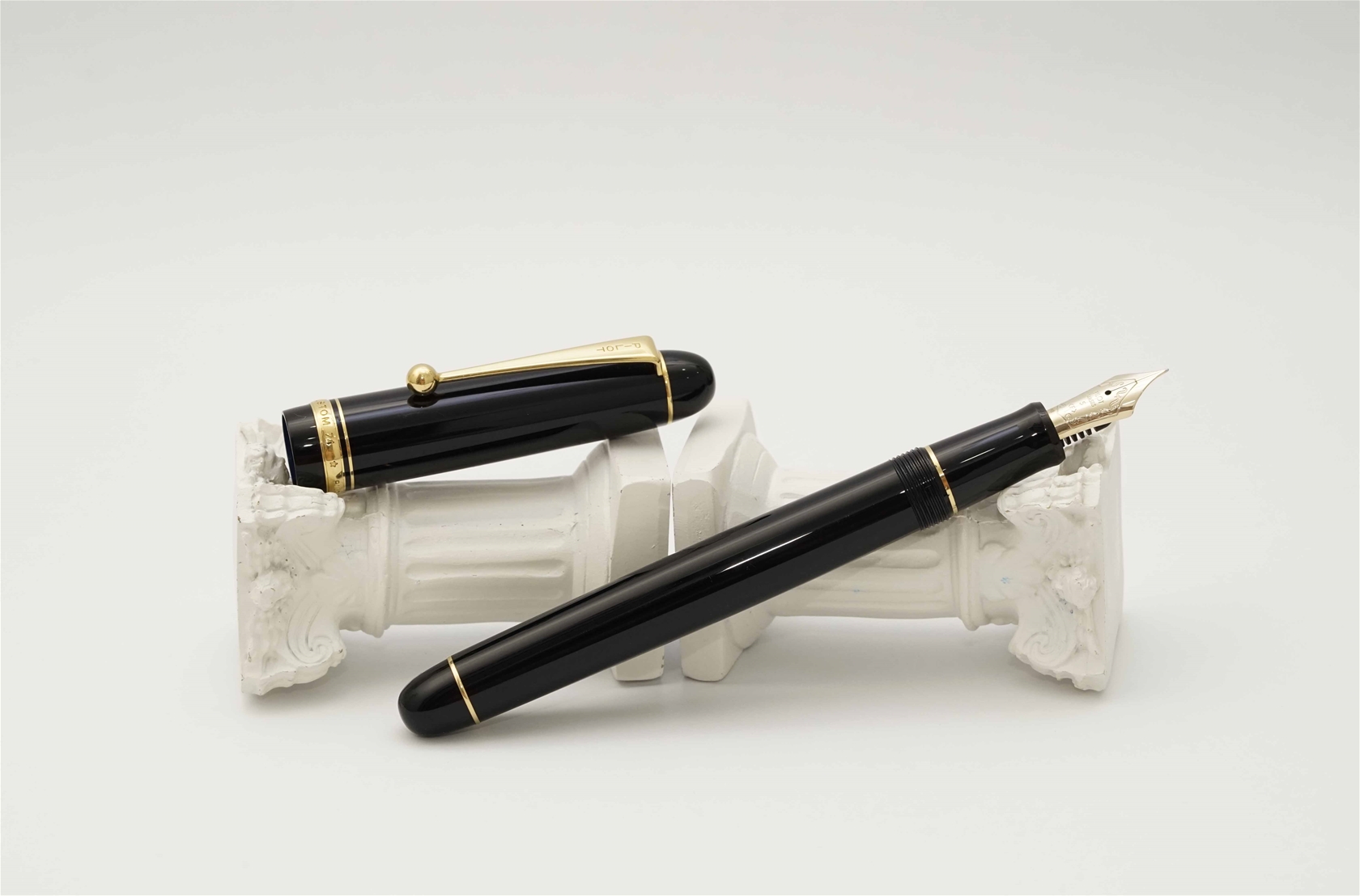 Bút máy Pilot Custom 74 Black 14K F