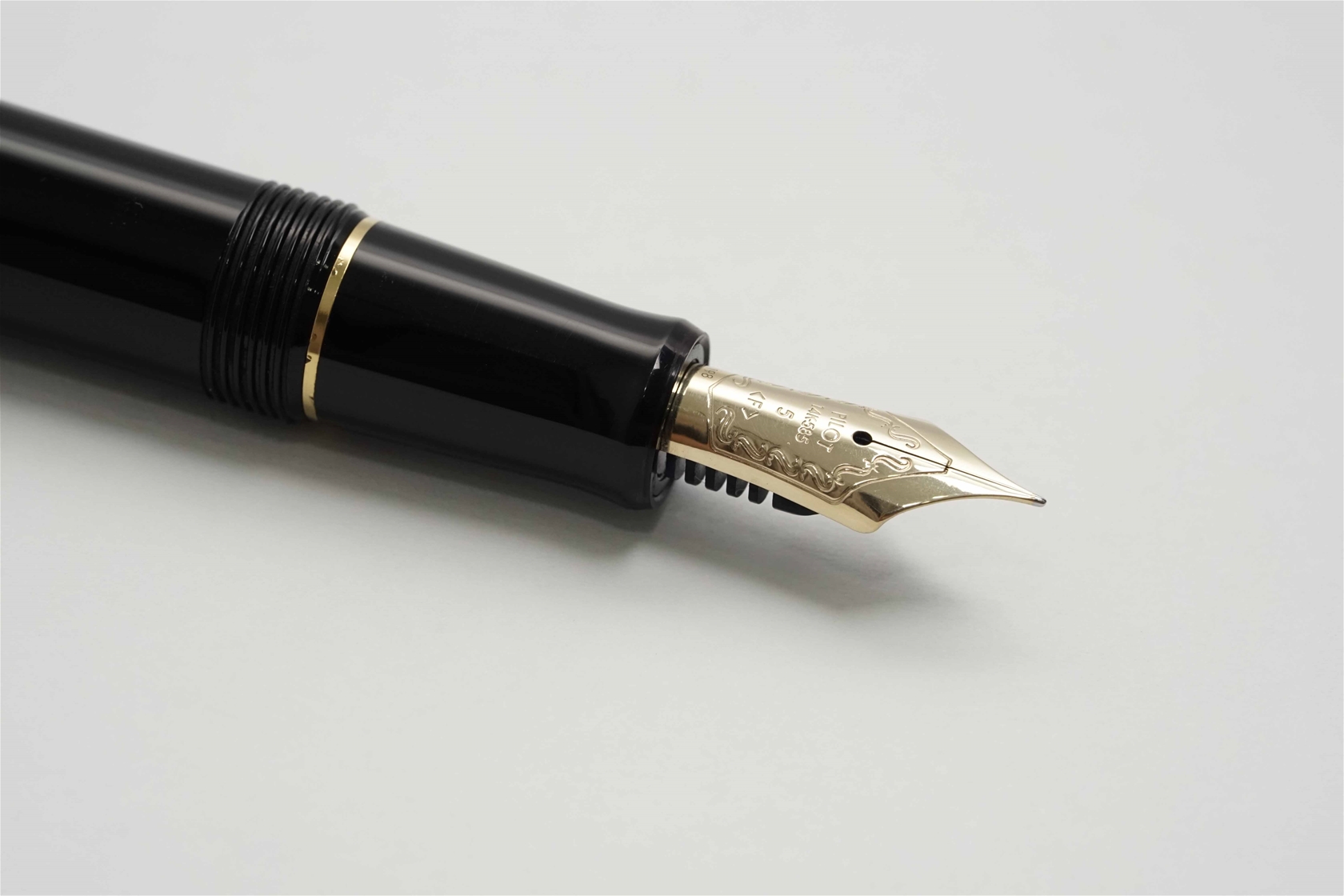 Bút máy Pilot Custom 74 Black 14K F