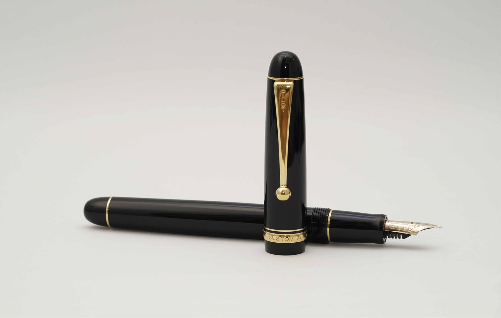 Bút máy Pilot Custom 74 Black 14K FM