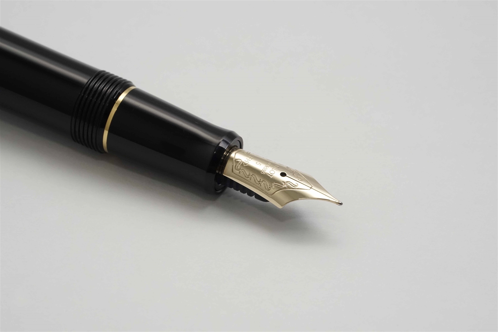 Bút máy Pilot Custom 74 Black 14K FM