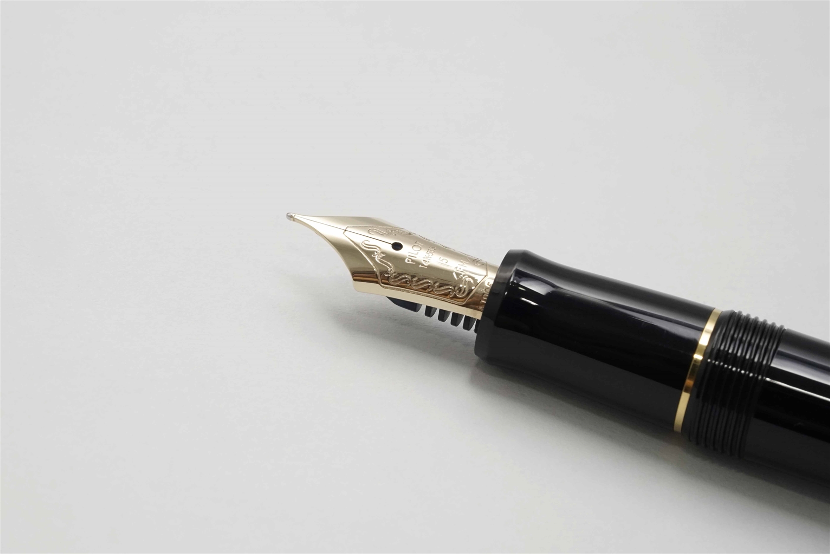 Bút máy Pilot Custom 74 Black 14K FM