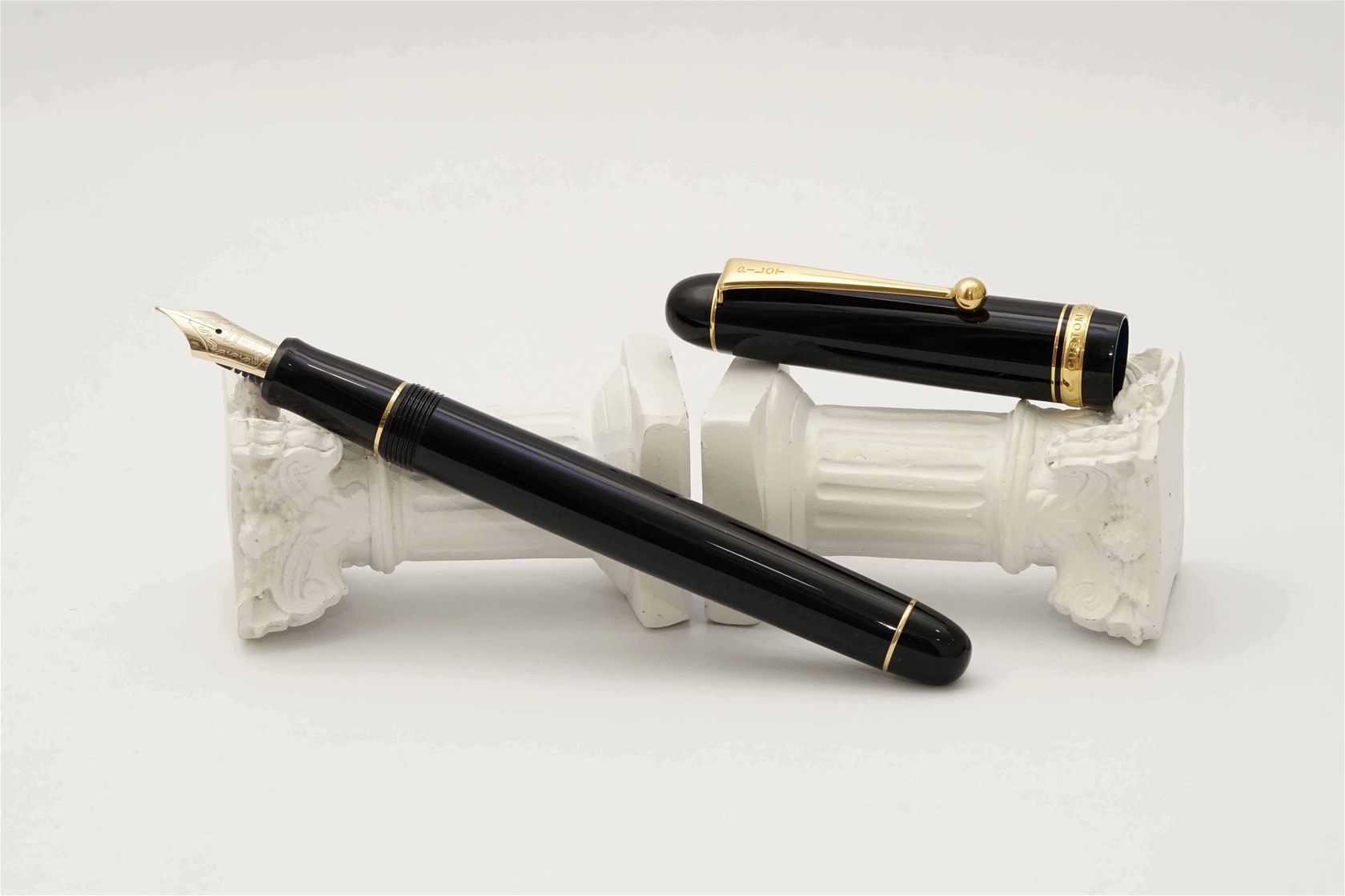 Bút máy Pilot Custom 74 Black 14K M 