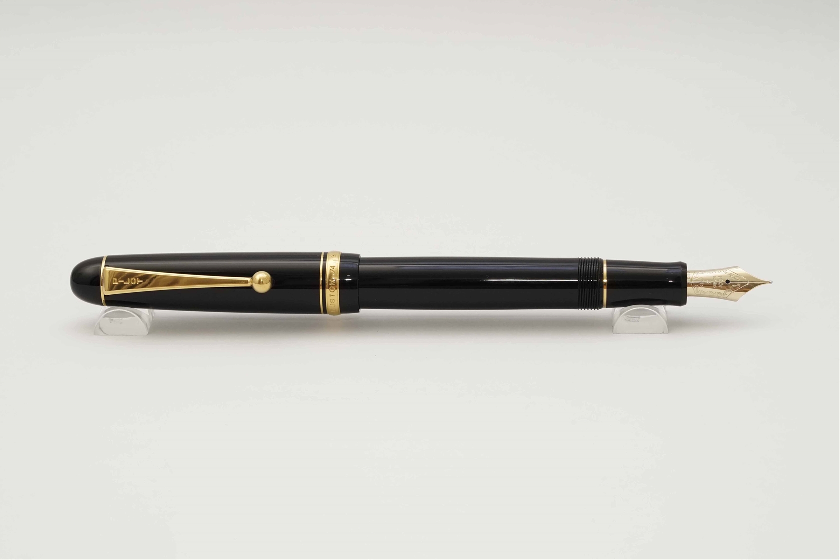 Bút máy Pilot Custom 74 Black 14K M 