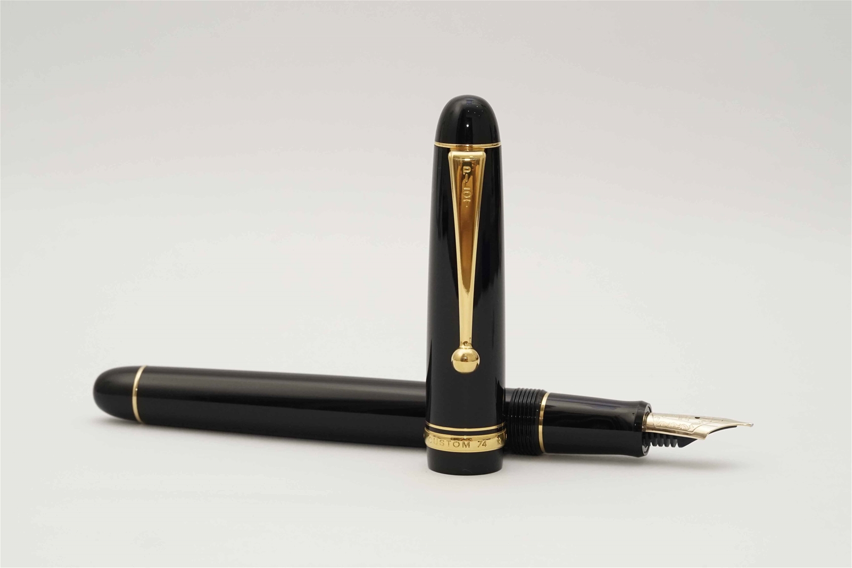 Bút máy Pilot Custom 74 Black 14K M 