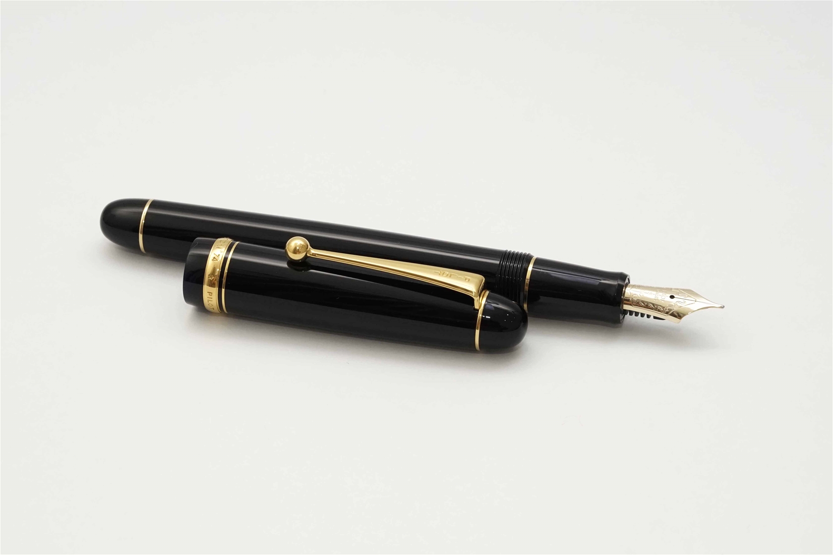 Bút máy Pilot Custom 74 Black 14K M 