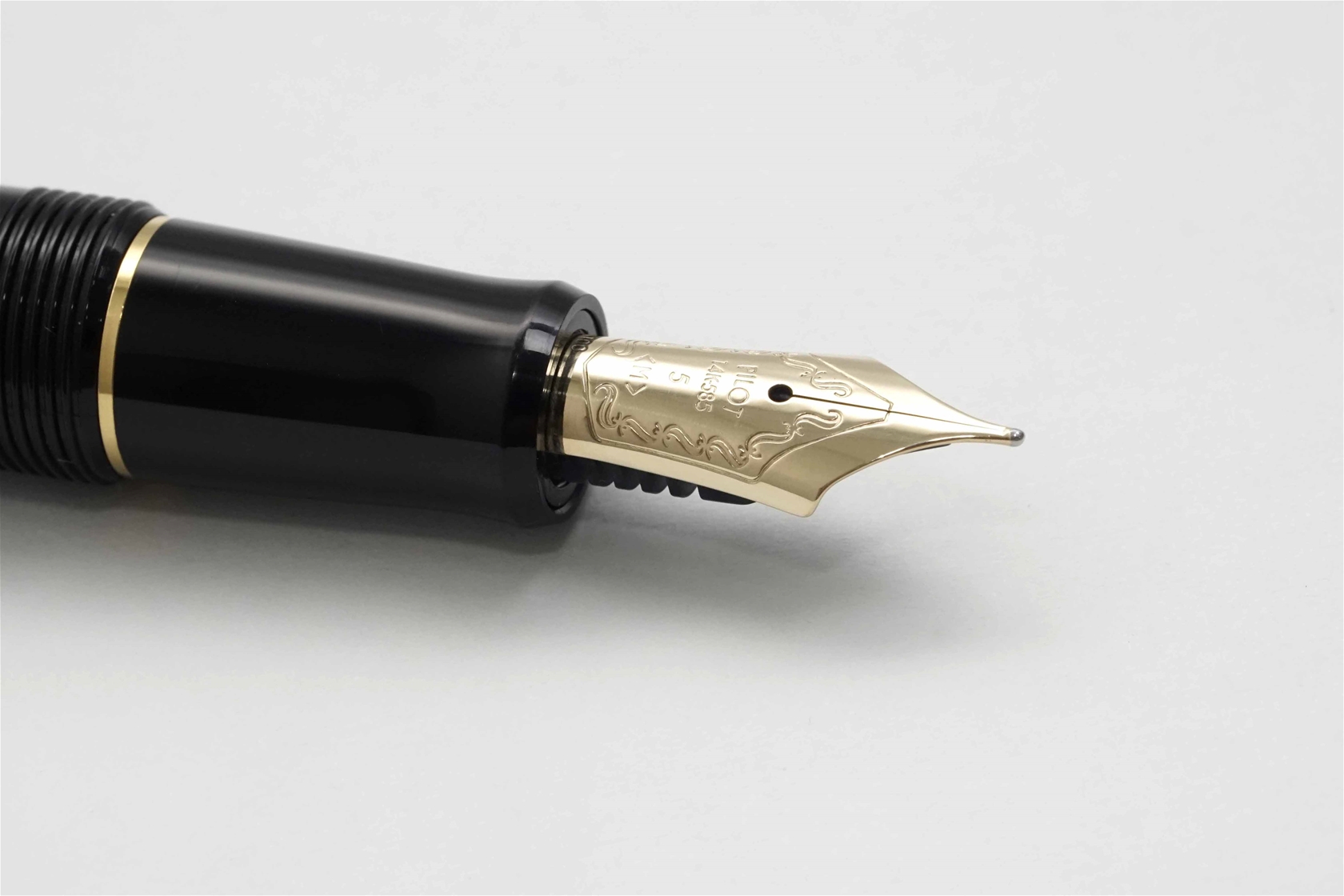 Bút máy Pilot Custom 74 Black 14K M 