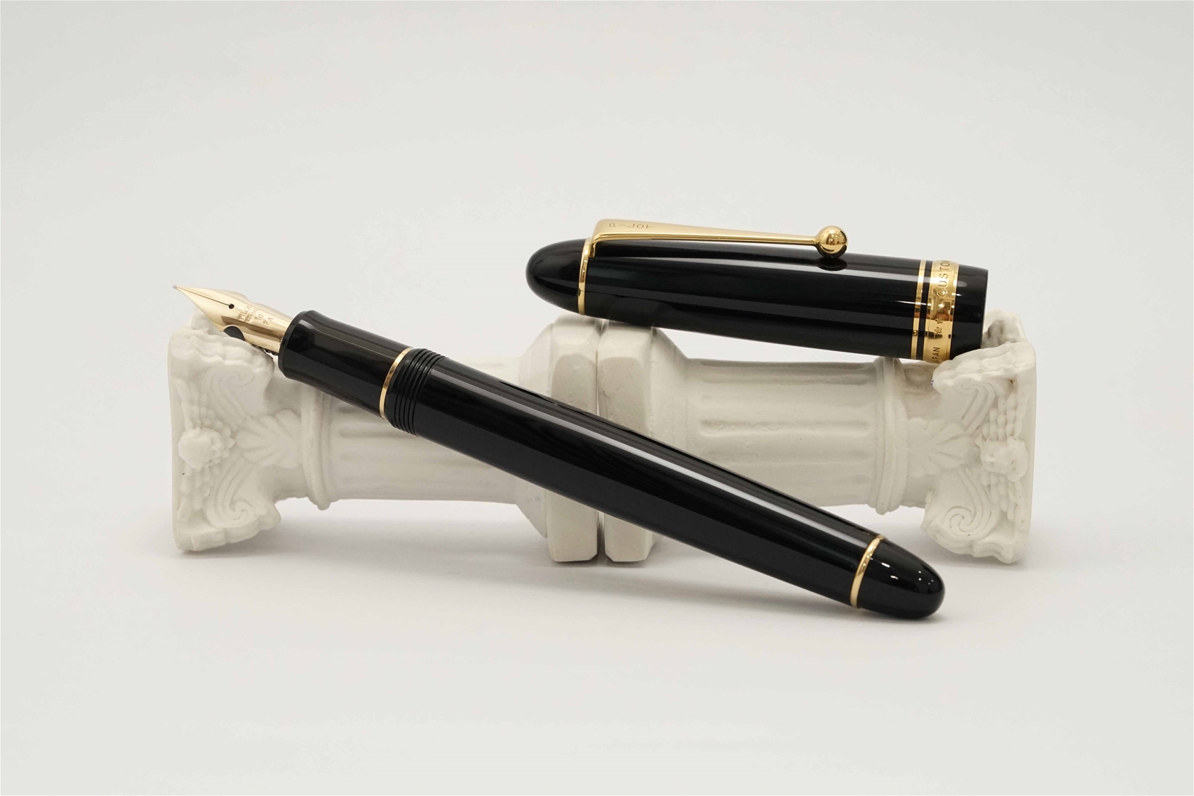 Bút máy Pilot Custom 742 Black 14K FA 