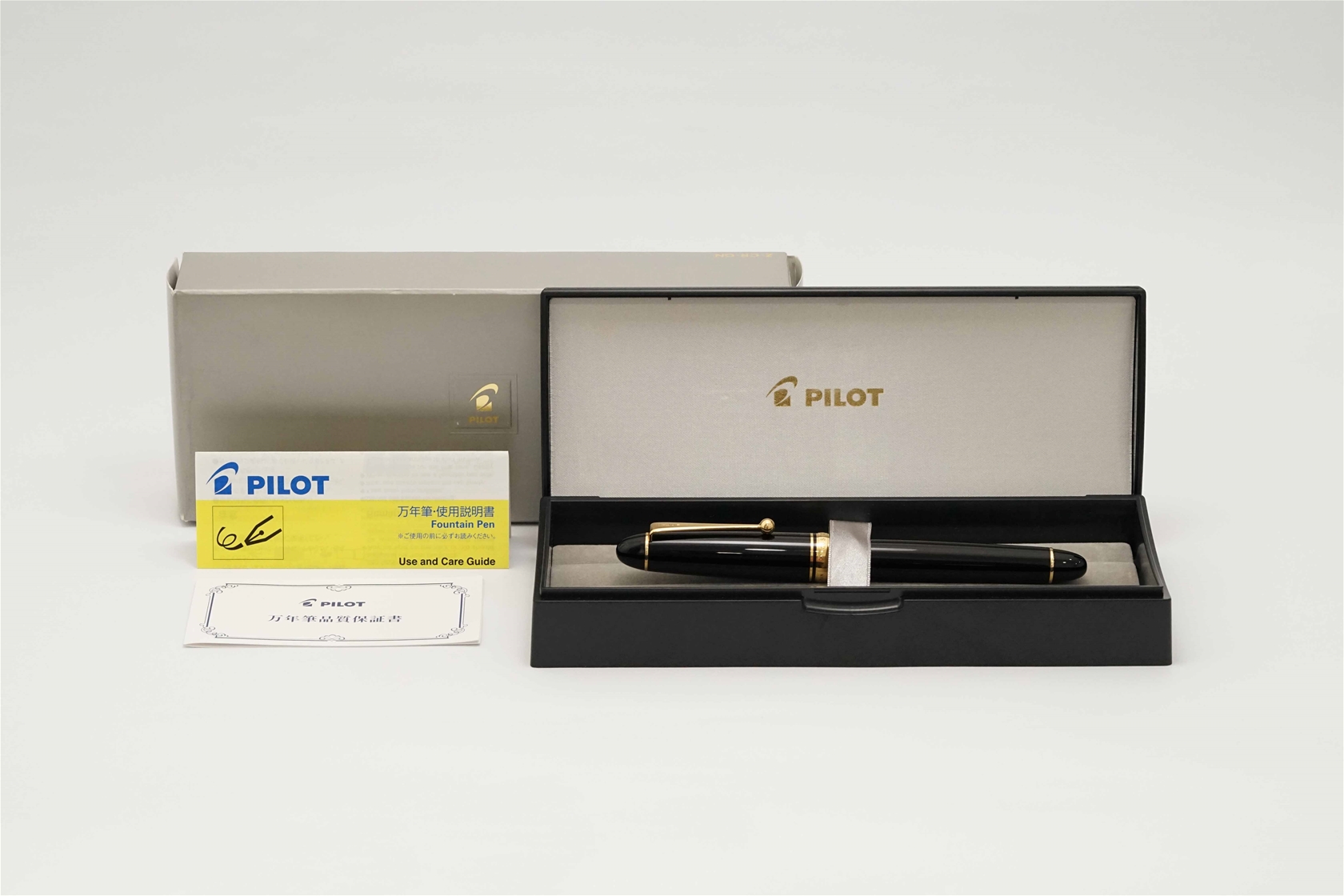 Bút máy Pilot Custom 742 Black 14K FA 