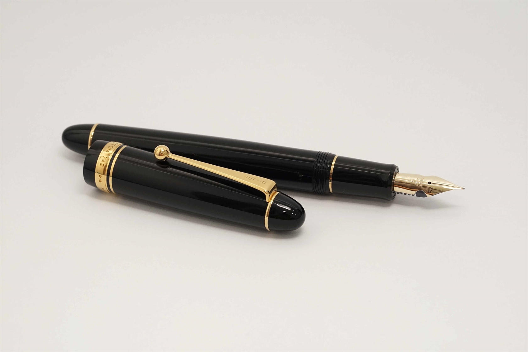 Bút máy Pilot Custom 742 Black 14K FA 