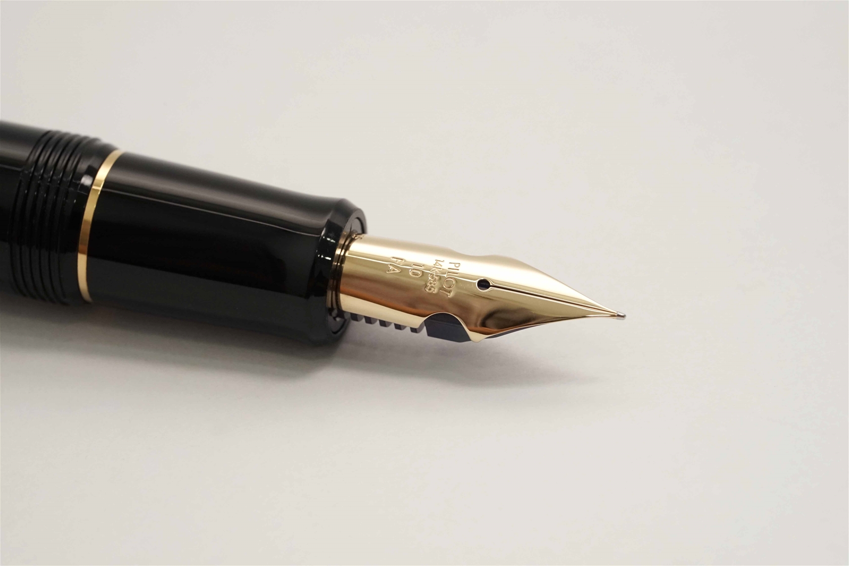 Bút máy Pilot Custom 742 Black 14K FA 
