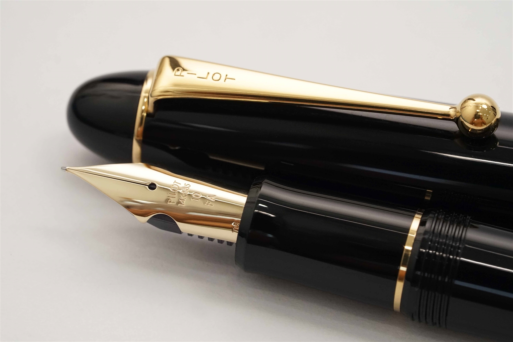 Bút máy Pilot Custom 742 Black 14K FA 