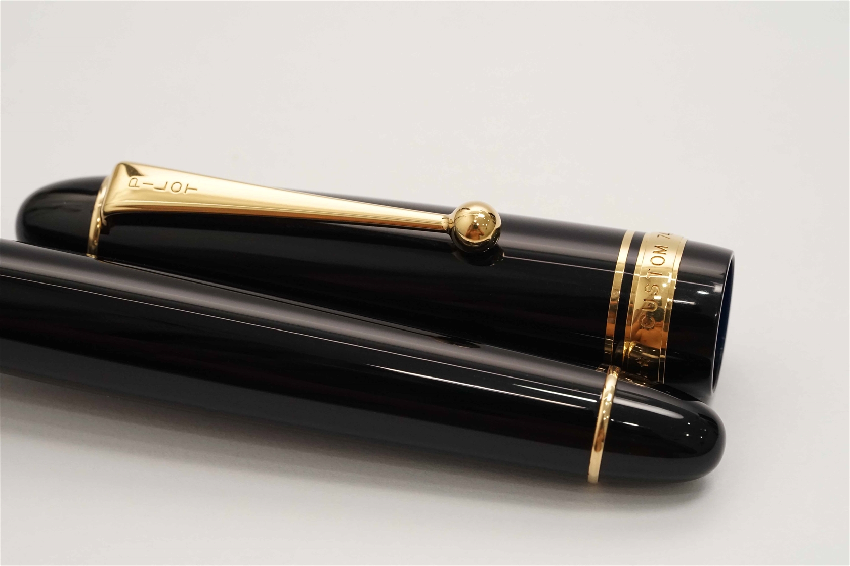 Bút máy Pilot Custom 742 Black 14K FA 