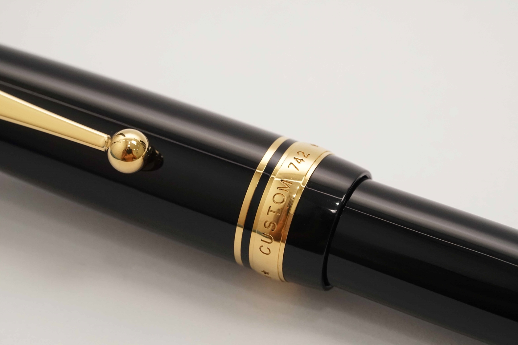 Bút máy Pilot Custom 742 Black 14K FA 