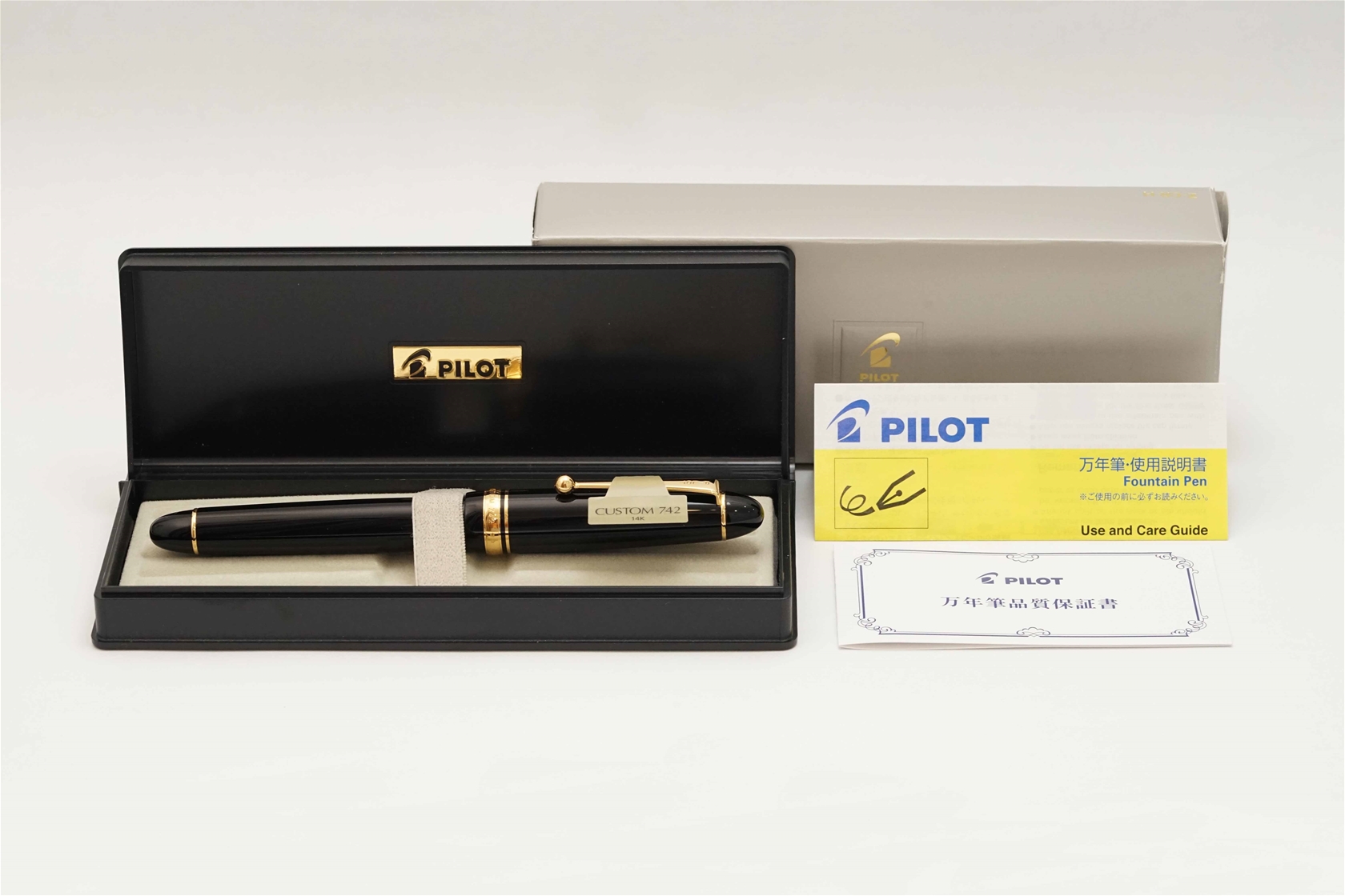 Bút máy Pilot Custom 742 Black 14K SFM