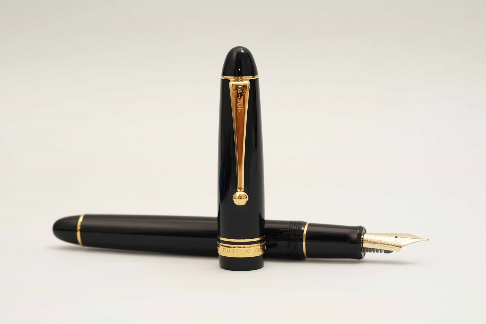 Bút máy Pilot Custom 742 Black 14K SFM