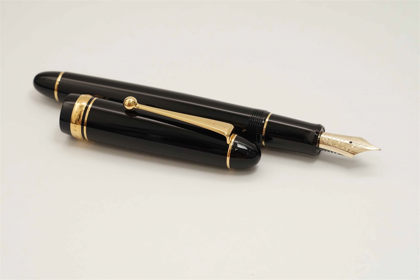 Bút máy Pilot Custom 742 Black 14K SFM