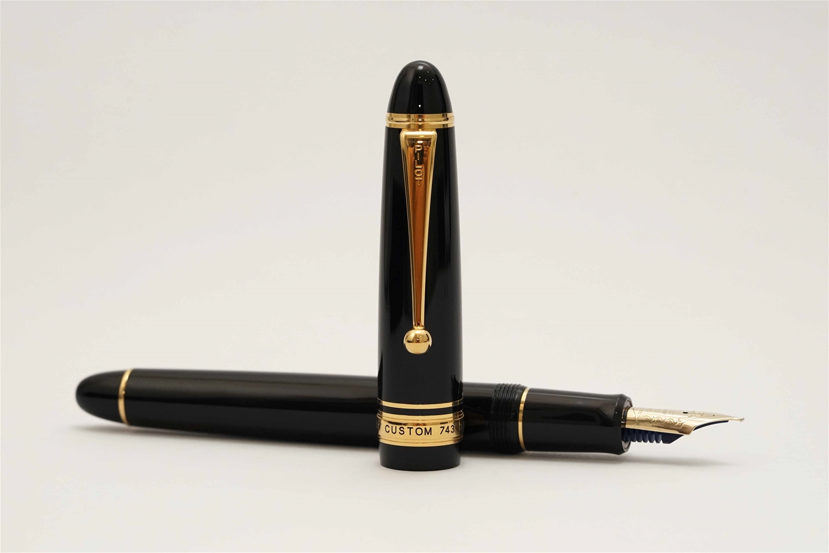 Bút máy Pilot Custom 743 Black 14K M